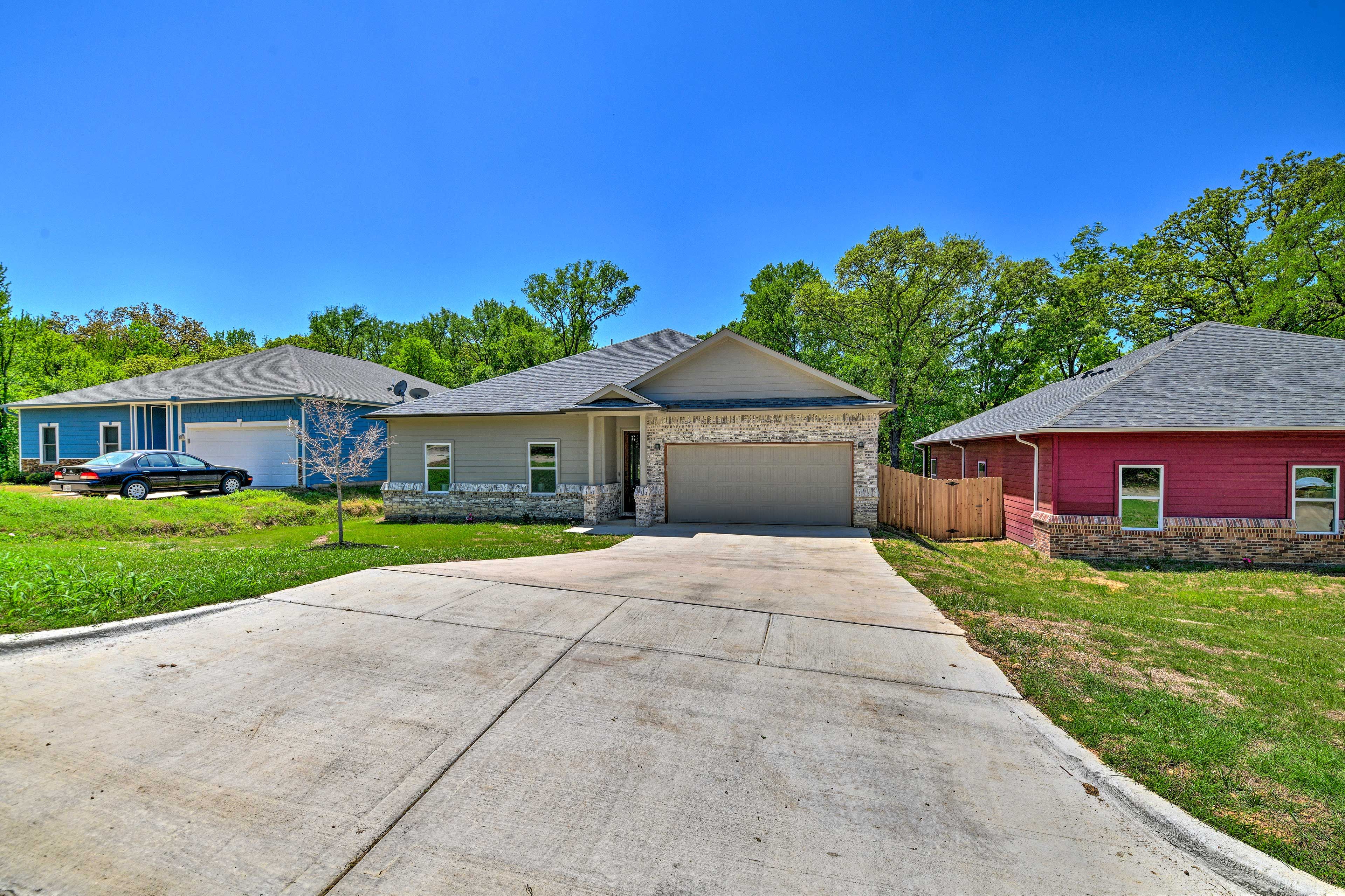 Parking | Driveway (2 Vehicles) | Garage (2 Vehicles)
