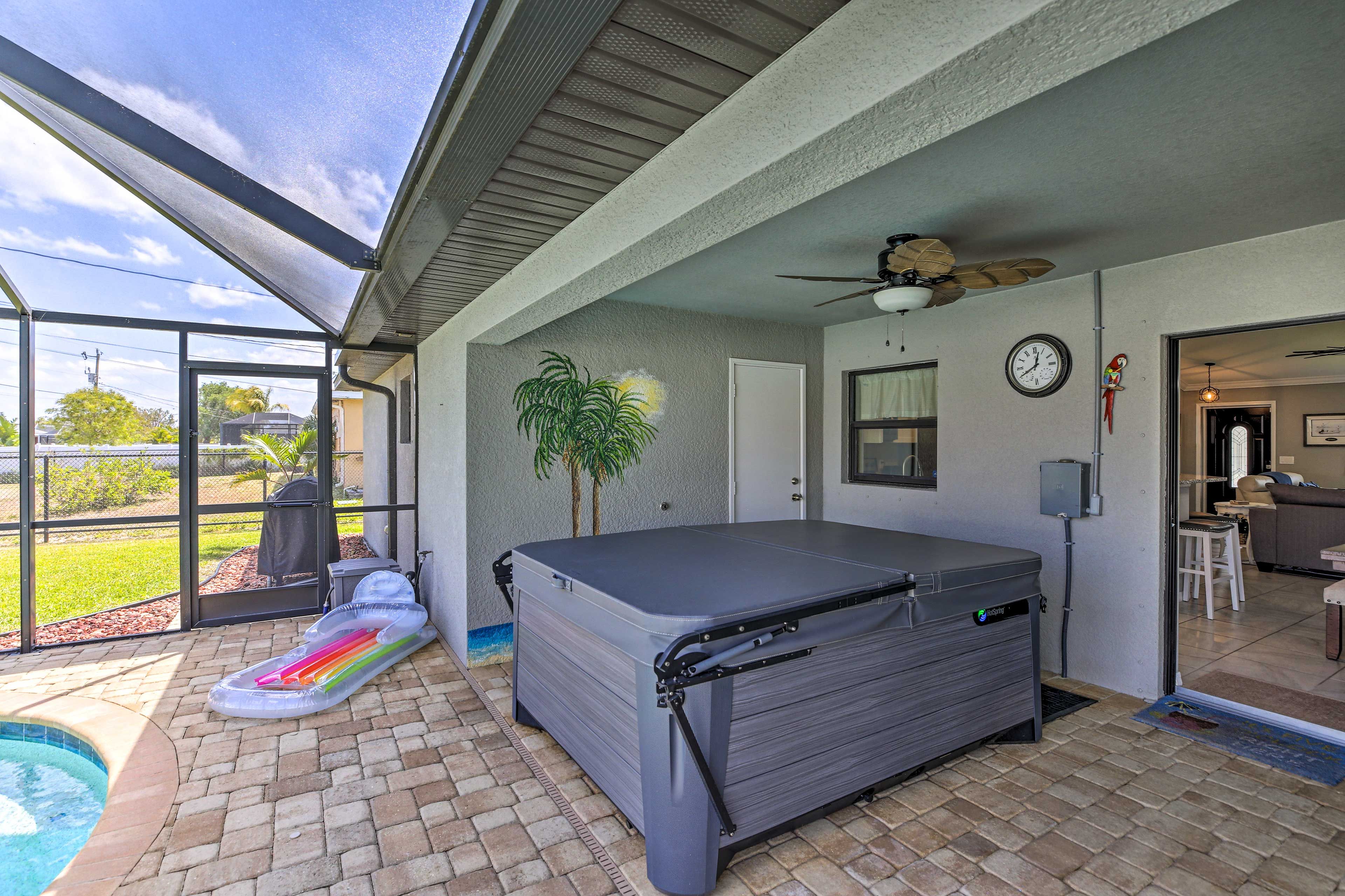 Lanai w/ Hot Tub (Open Year-Round)