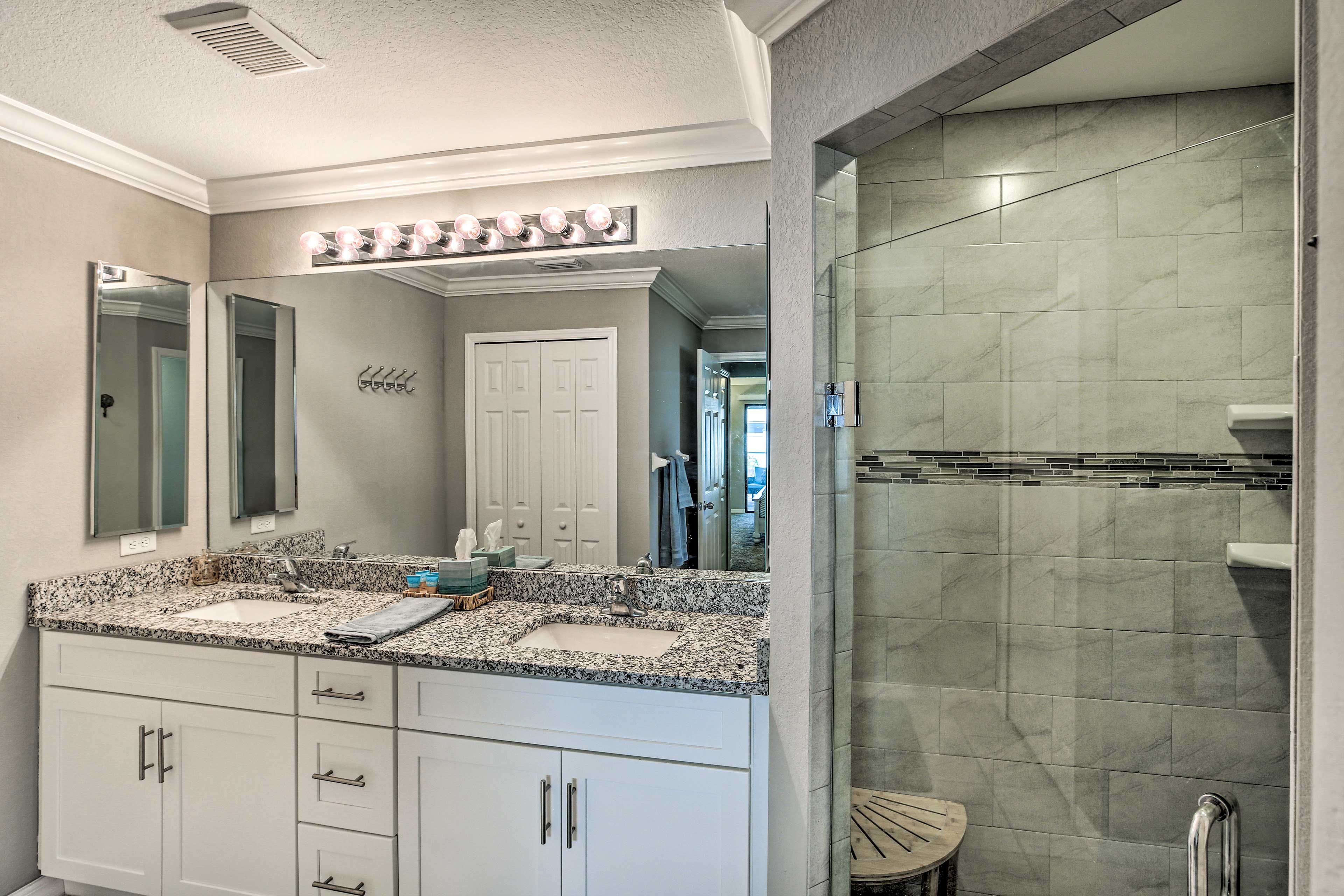 En-Suite Bathroom | Linens & towels Provided