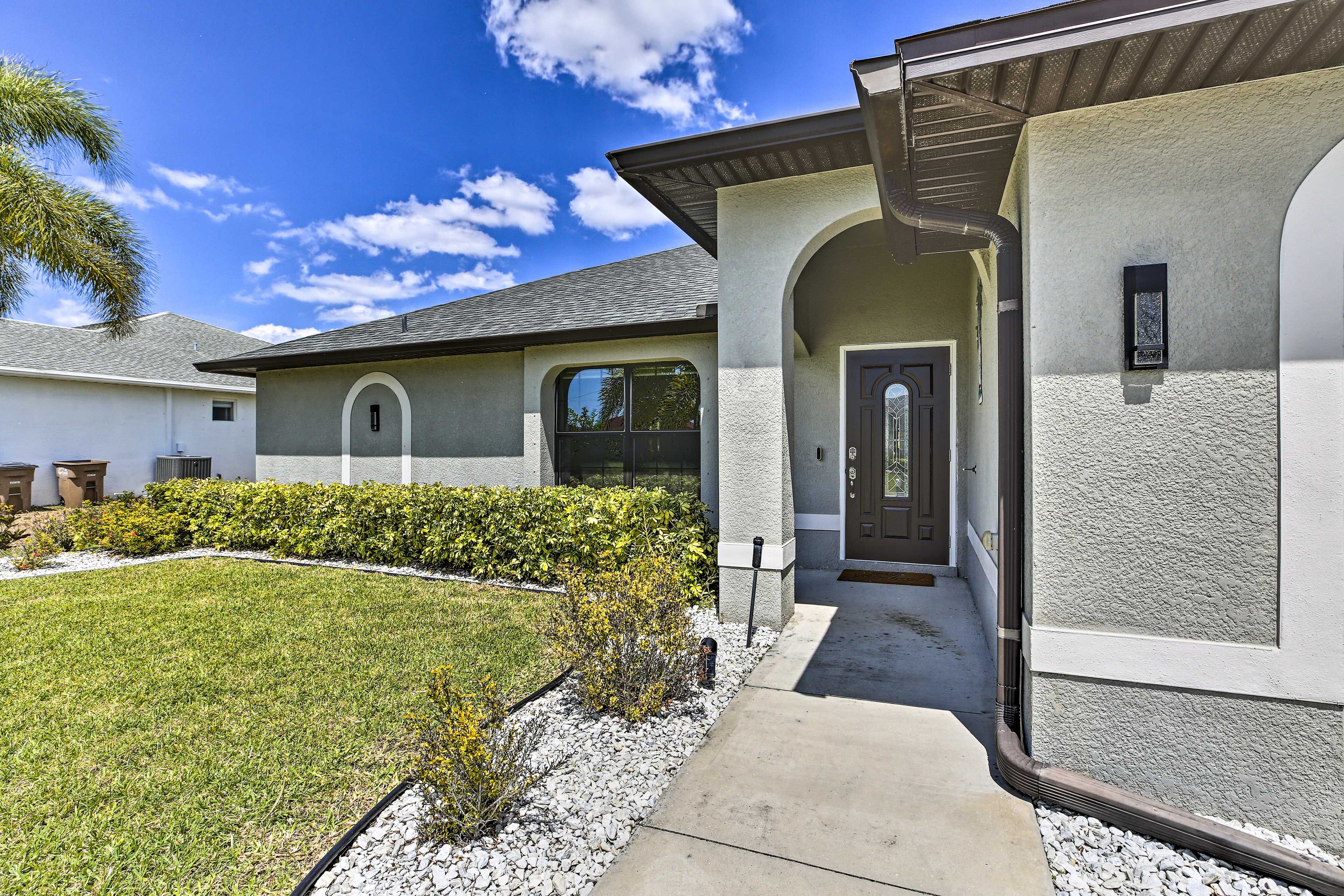 House Exterior | Keyless Entry | 3 Exteriors Security Cameras (Facing Out)