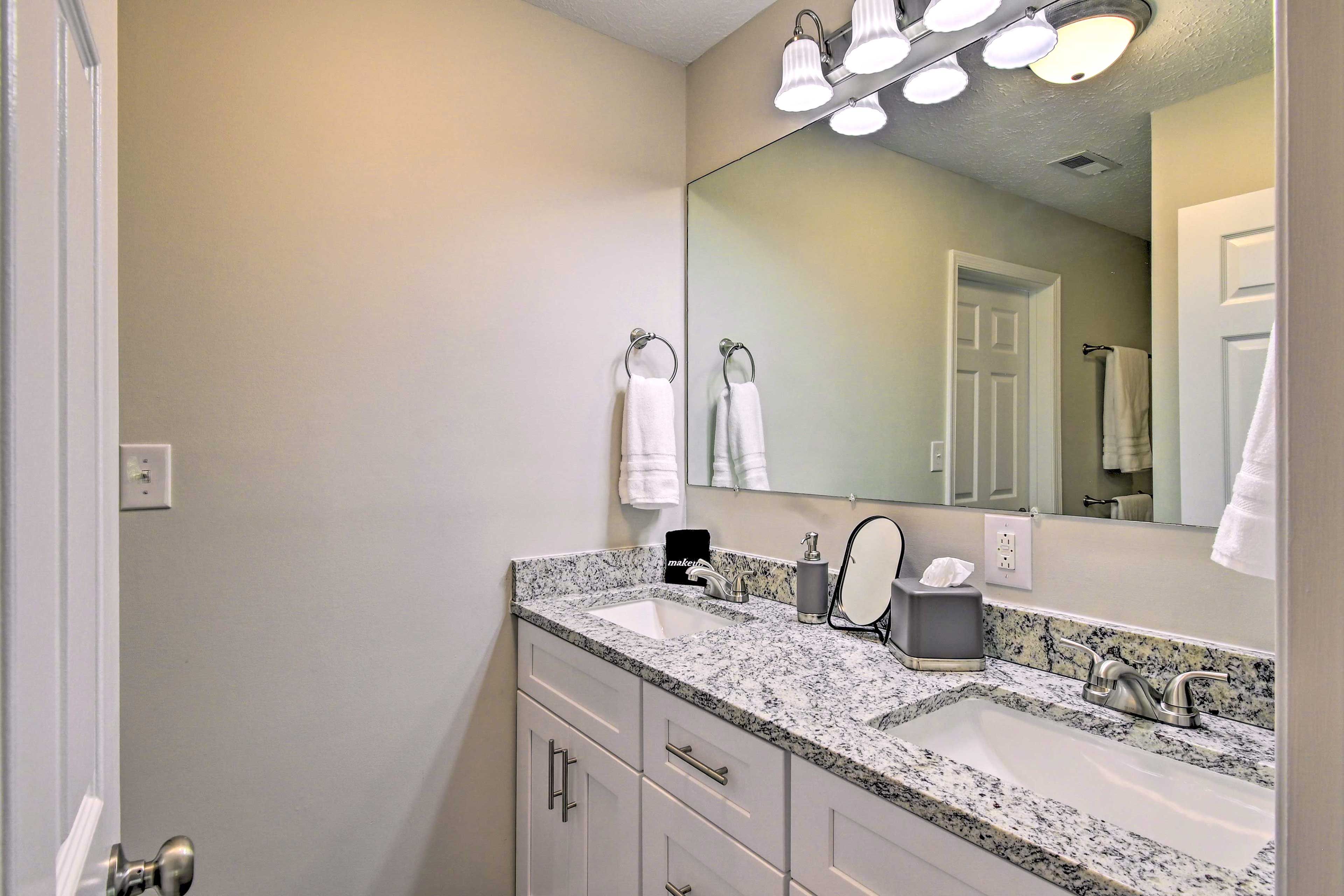 Full Bathroom | Towels Provided | Complimentary Toiletries