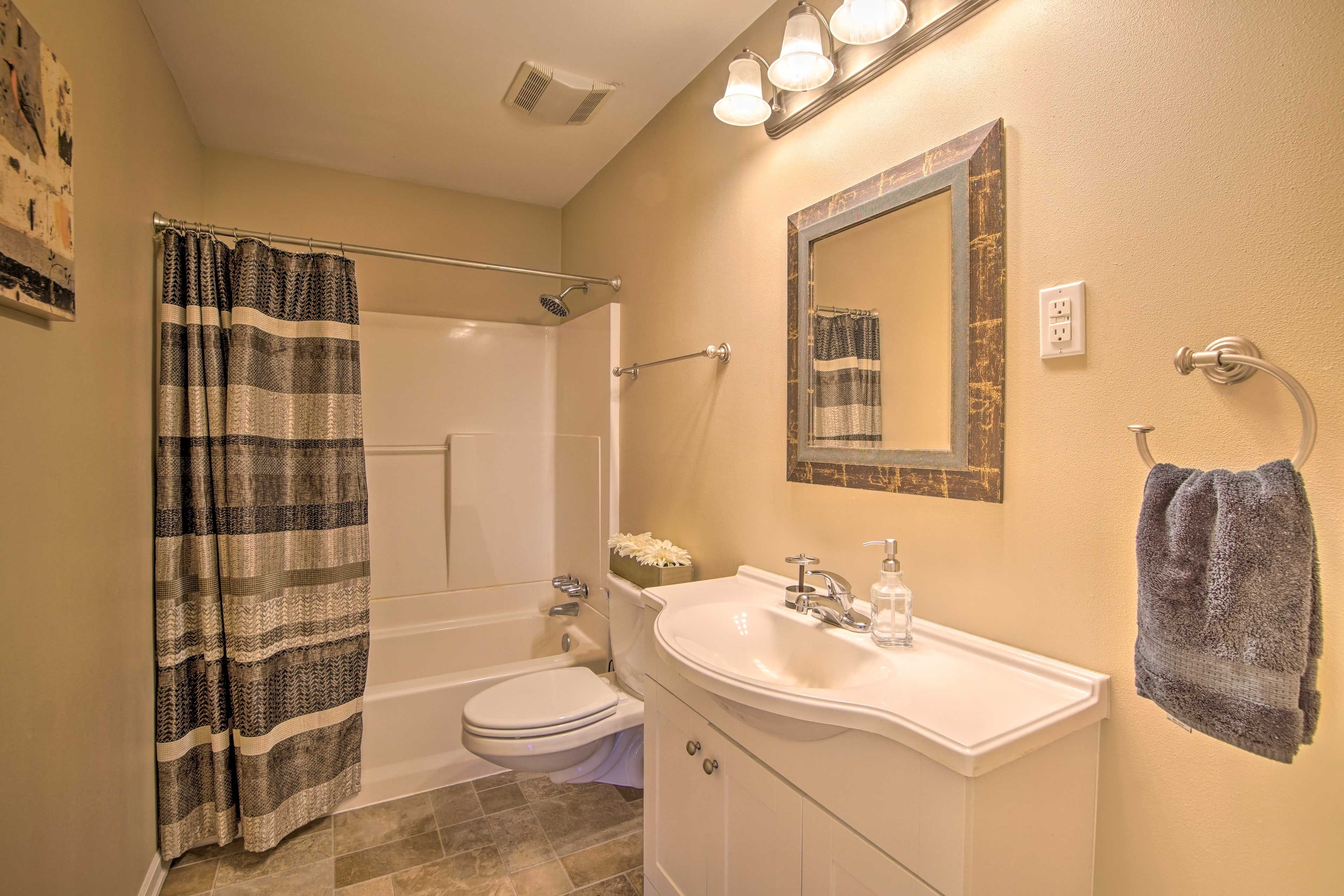 Full Bath | Towels Provided
