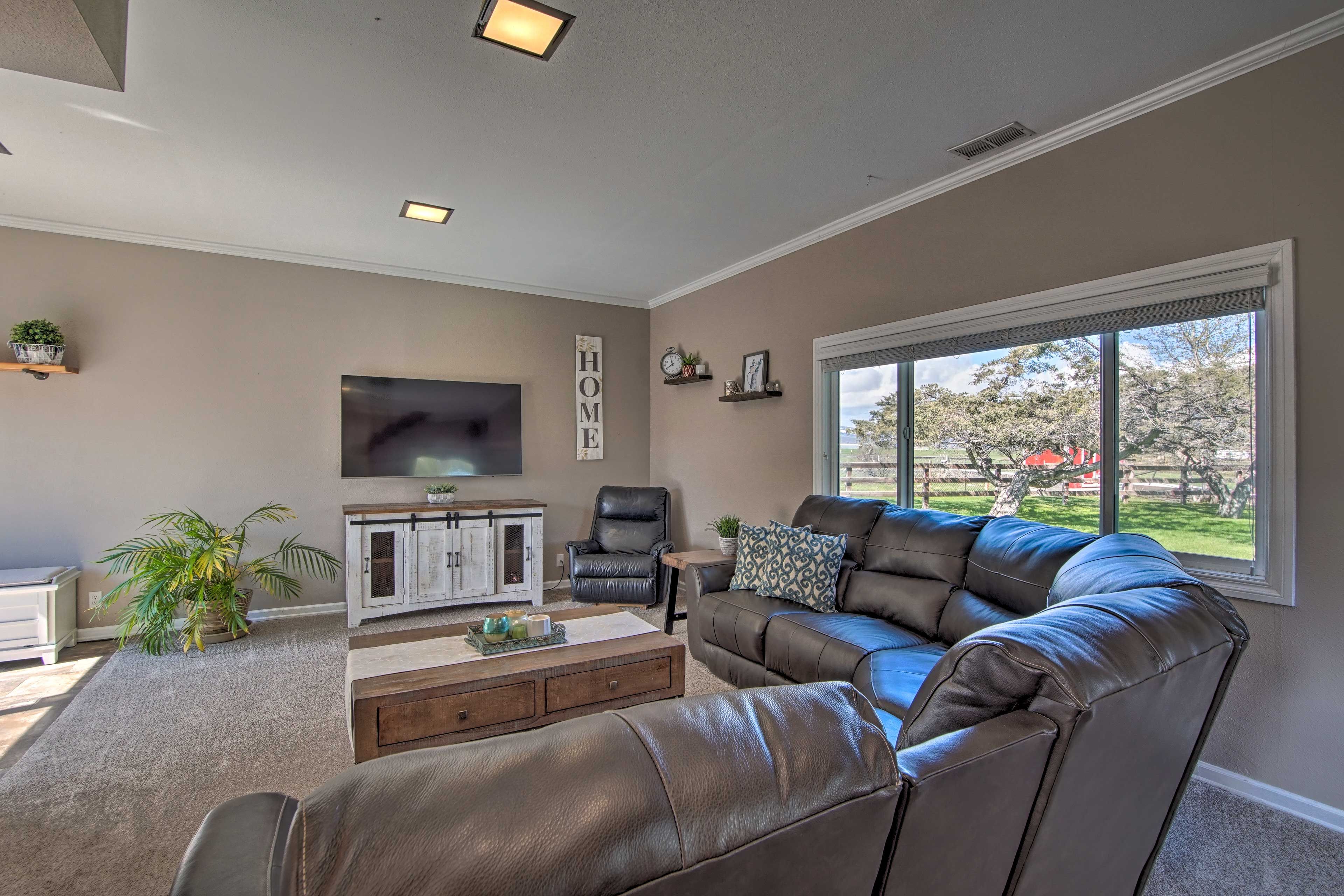 Living Room | Smart TV | Free WiFi