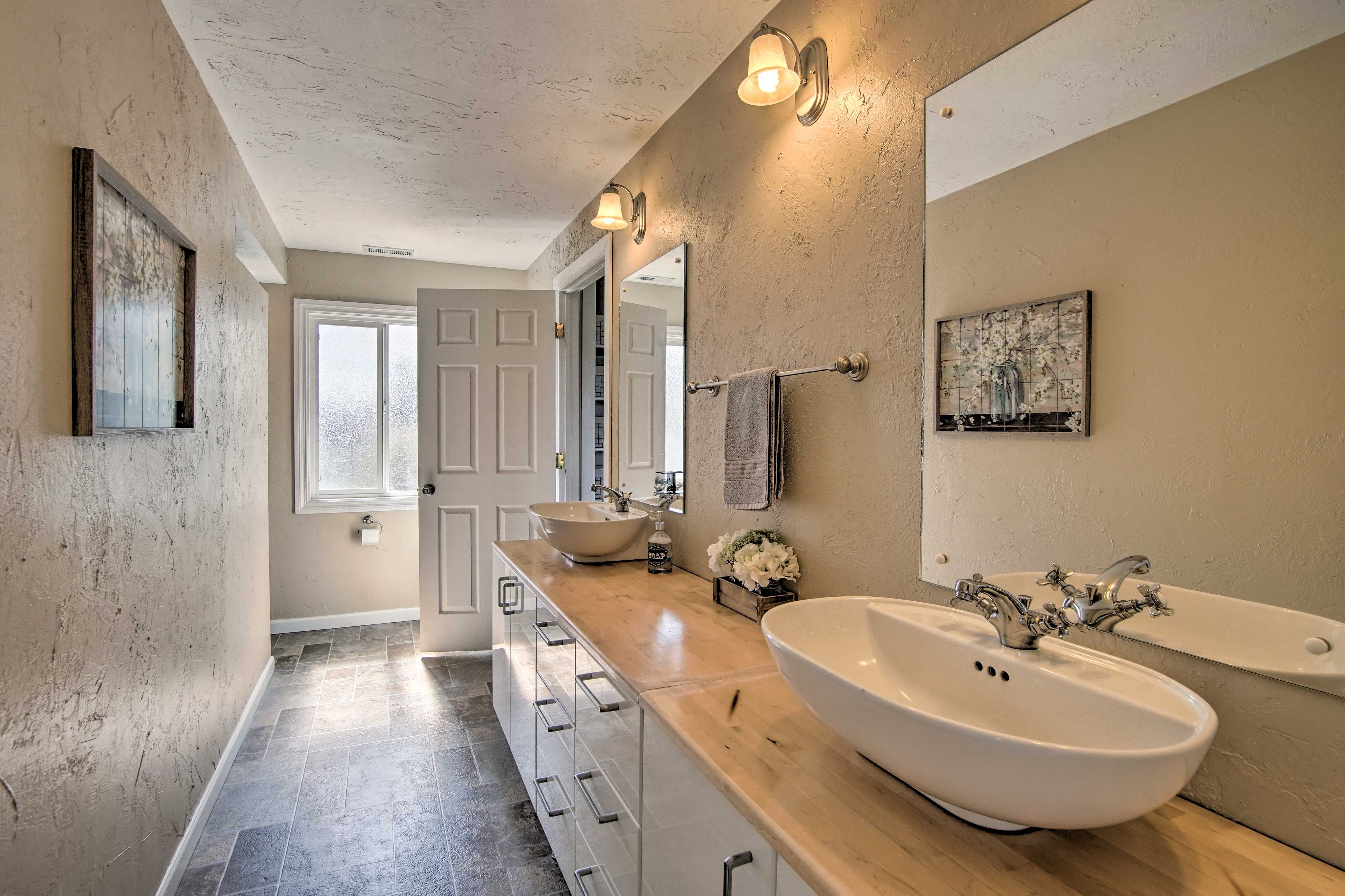 Full Bath | Complimentary Toiletries