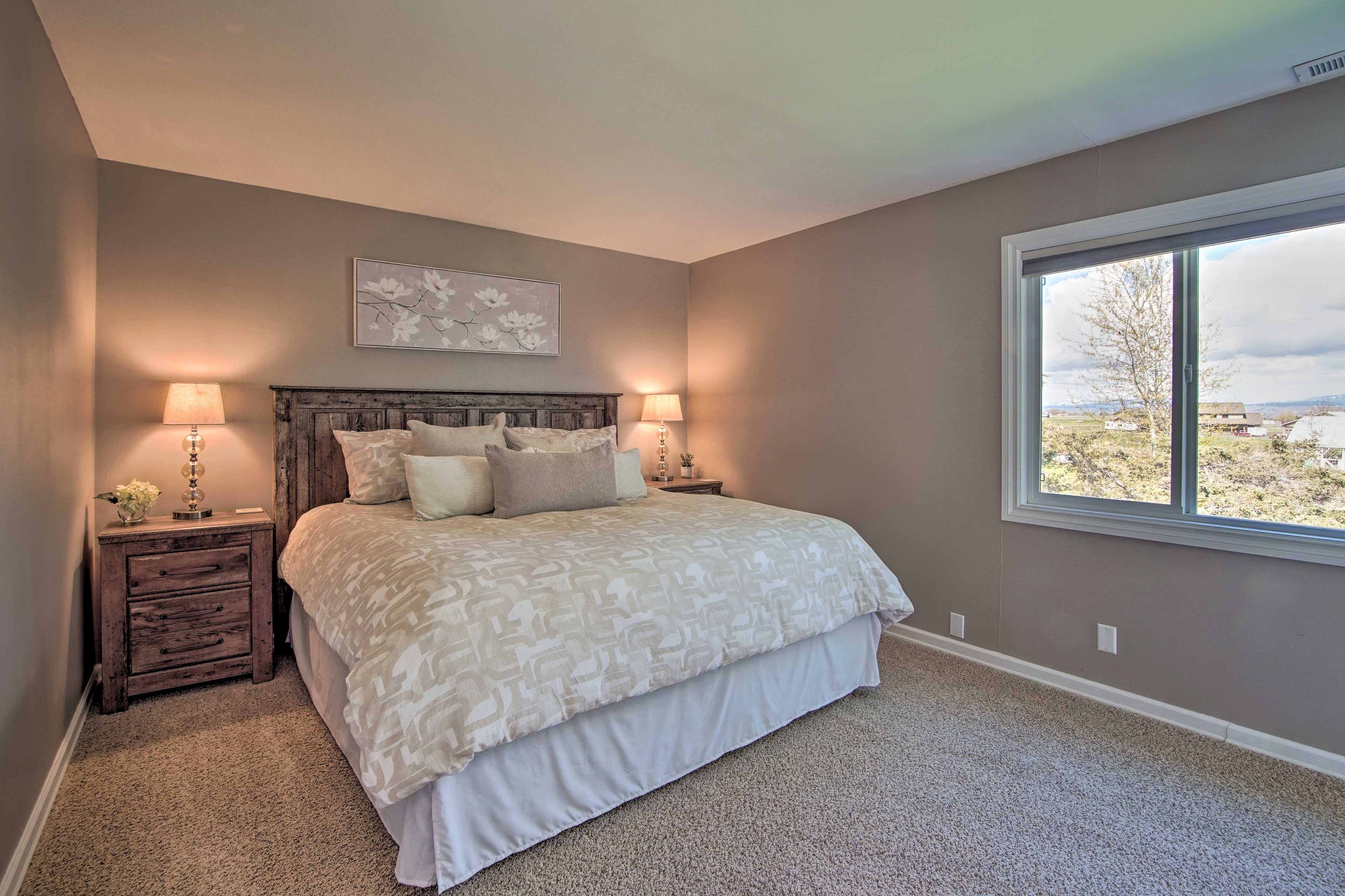 Bedroom 1 | King Bed | Crib