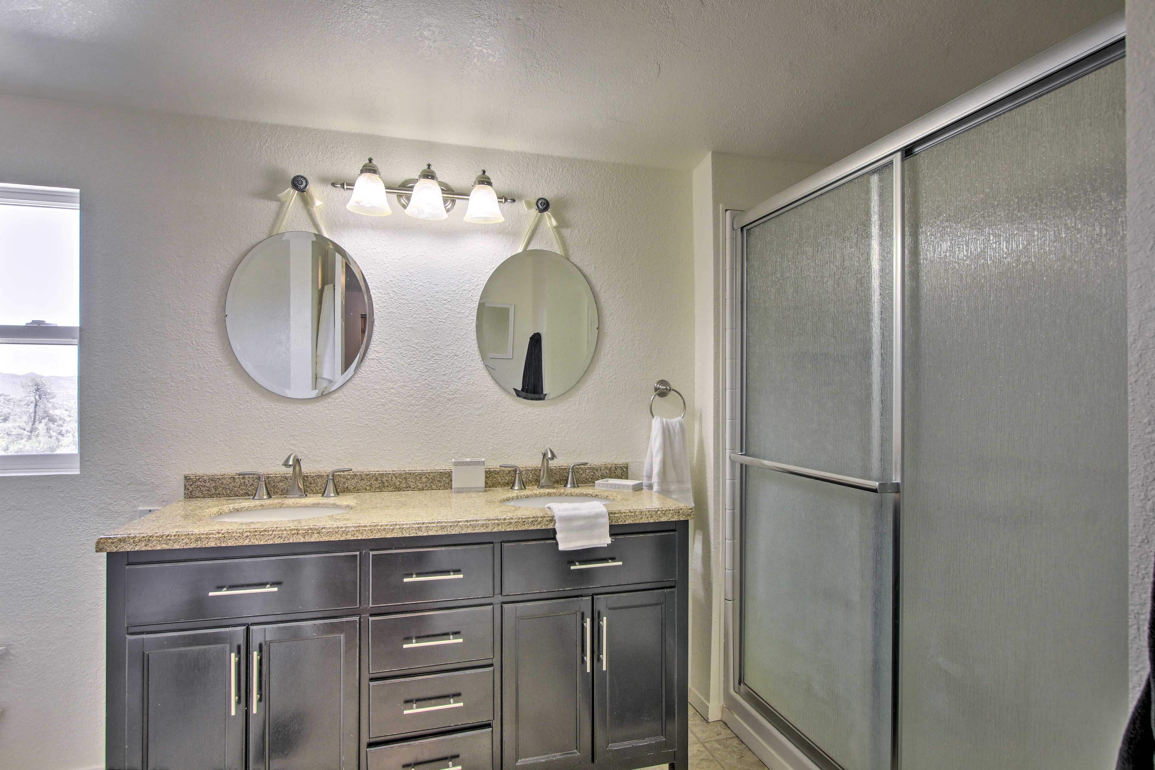 Full Bathroom | Towels Provided | Complimentary Toiletries