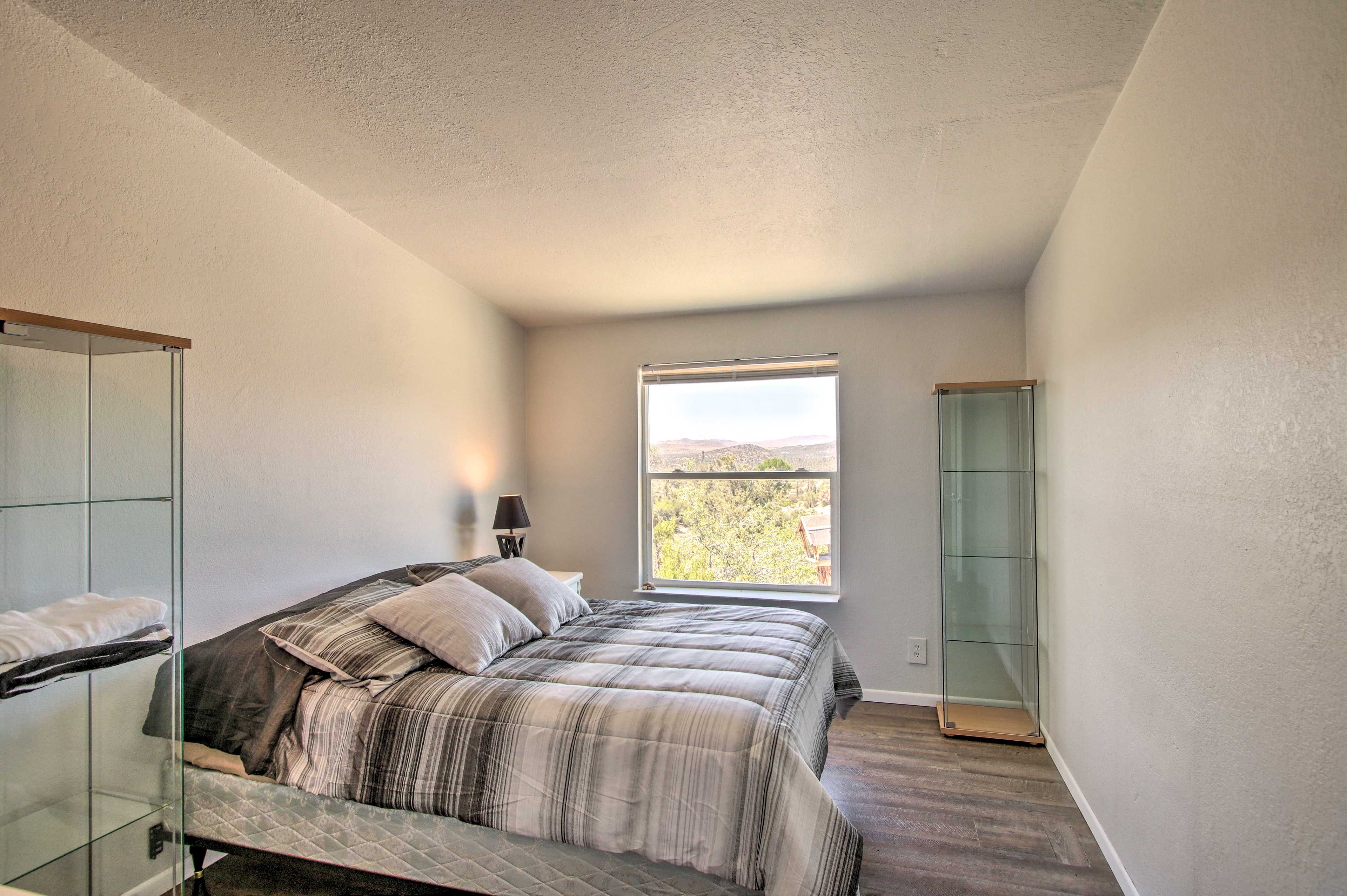Bedroom 2 | Queen Bed