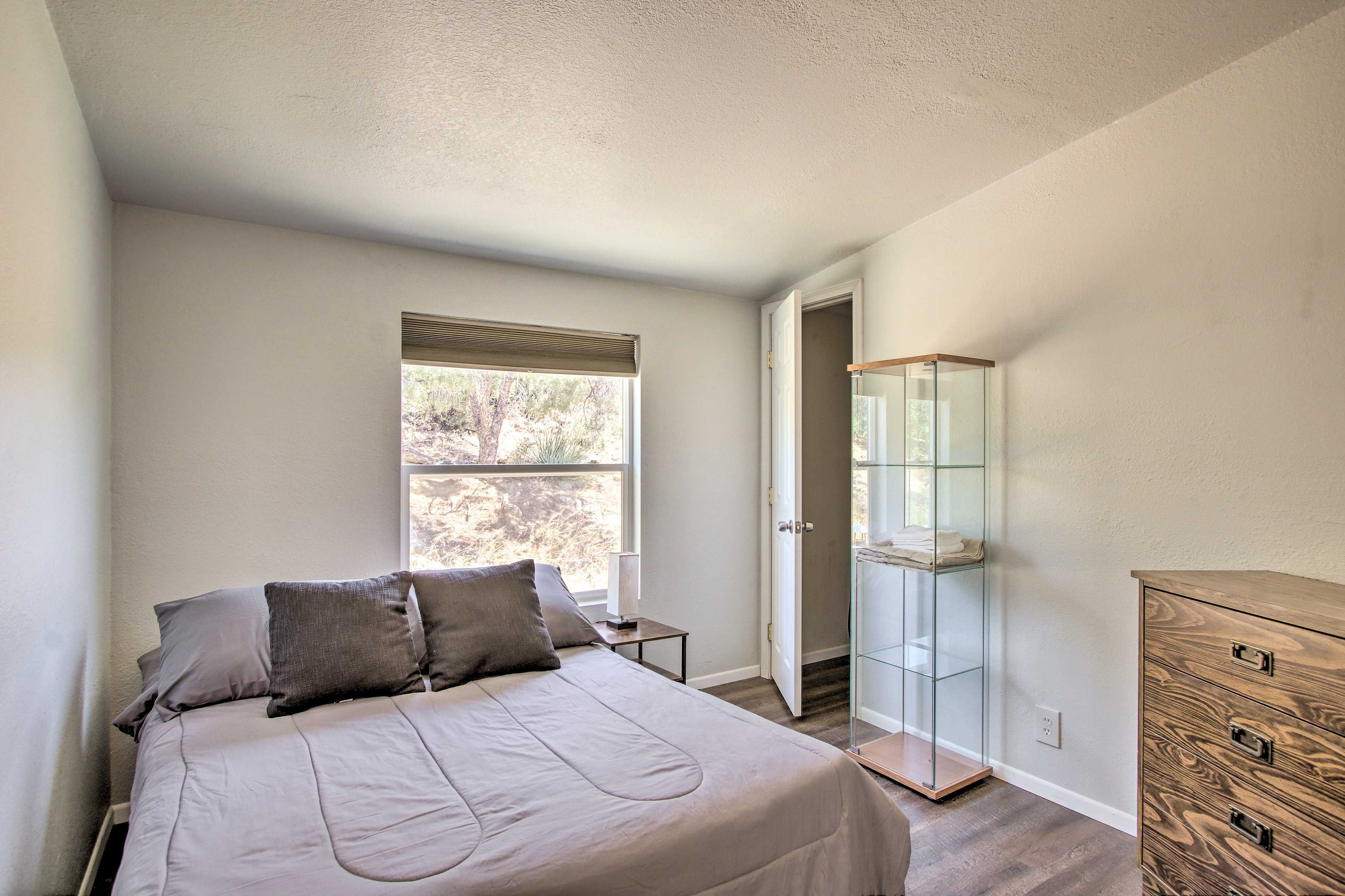 Bedroom 3 | Queen Bed