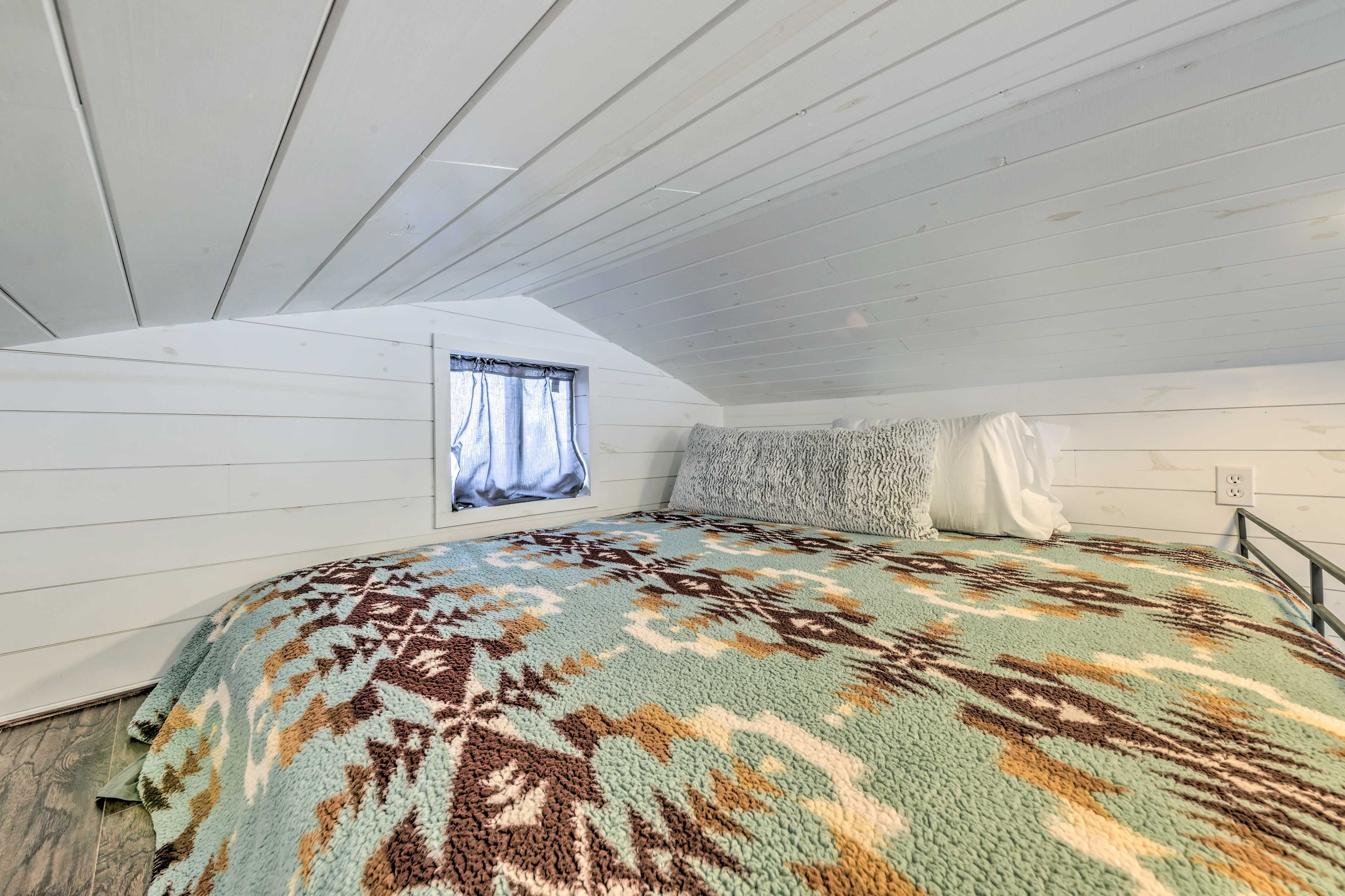 Bedroom (Loft) | King Bed