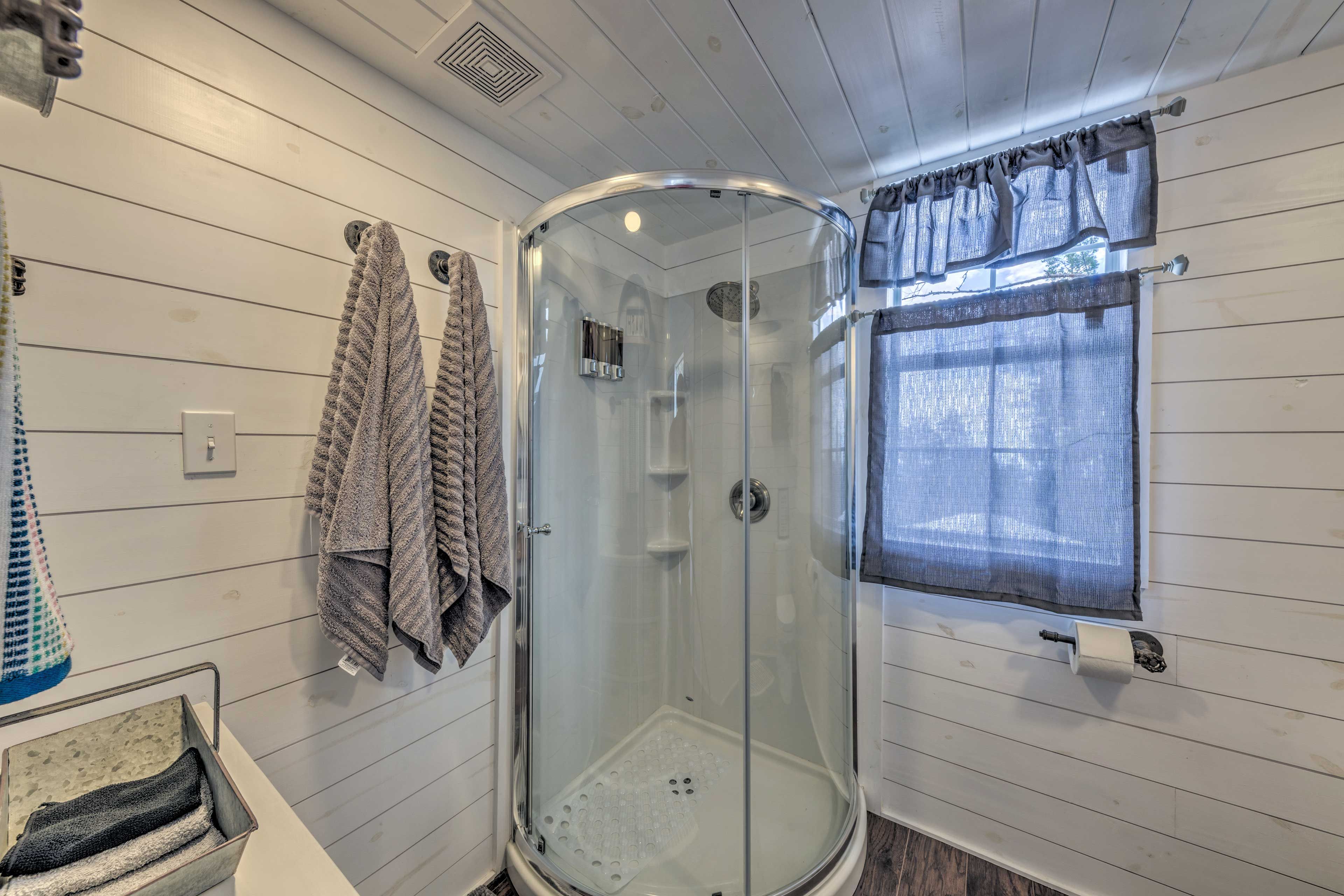 Full Bathroom | Towels Provided