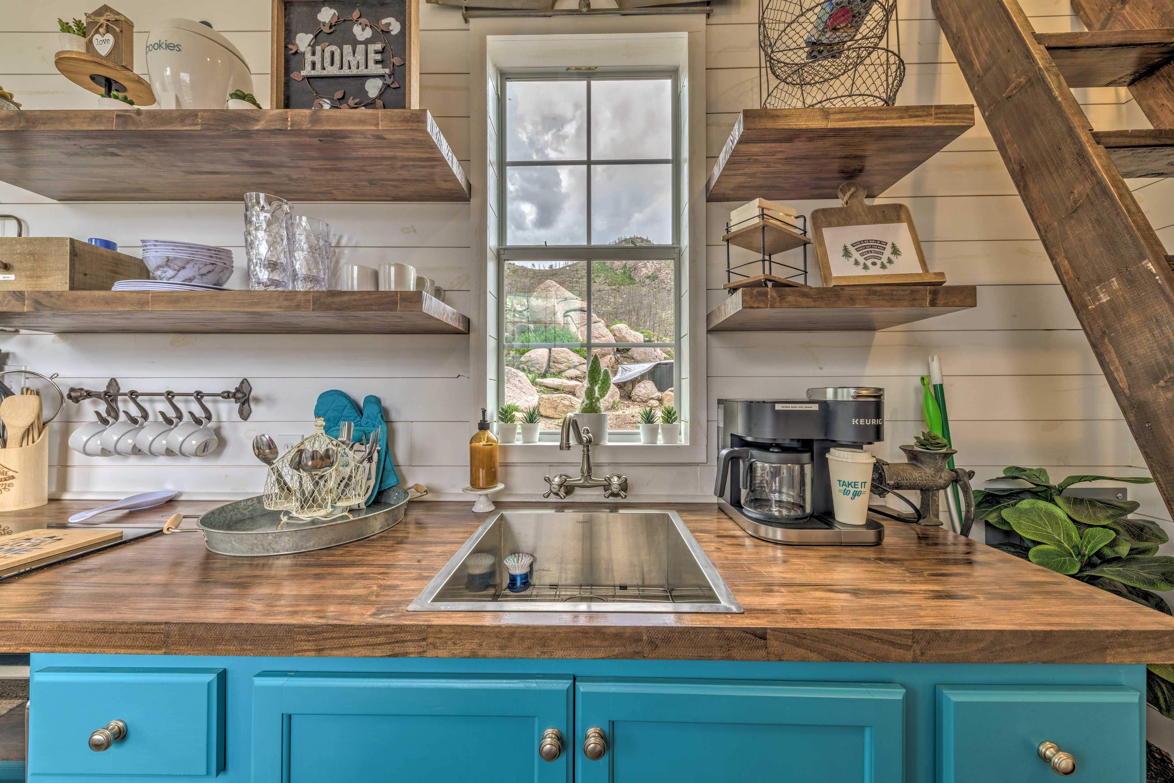 Kitchenette | Microwave | Toaster | Stovetop