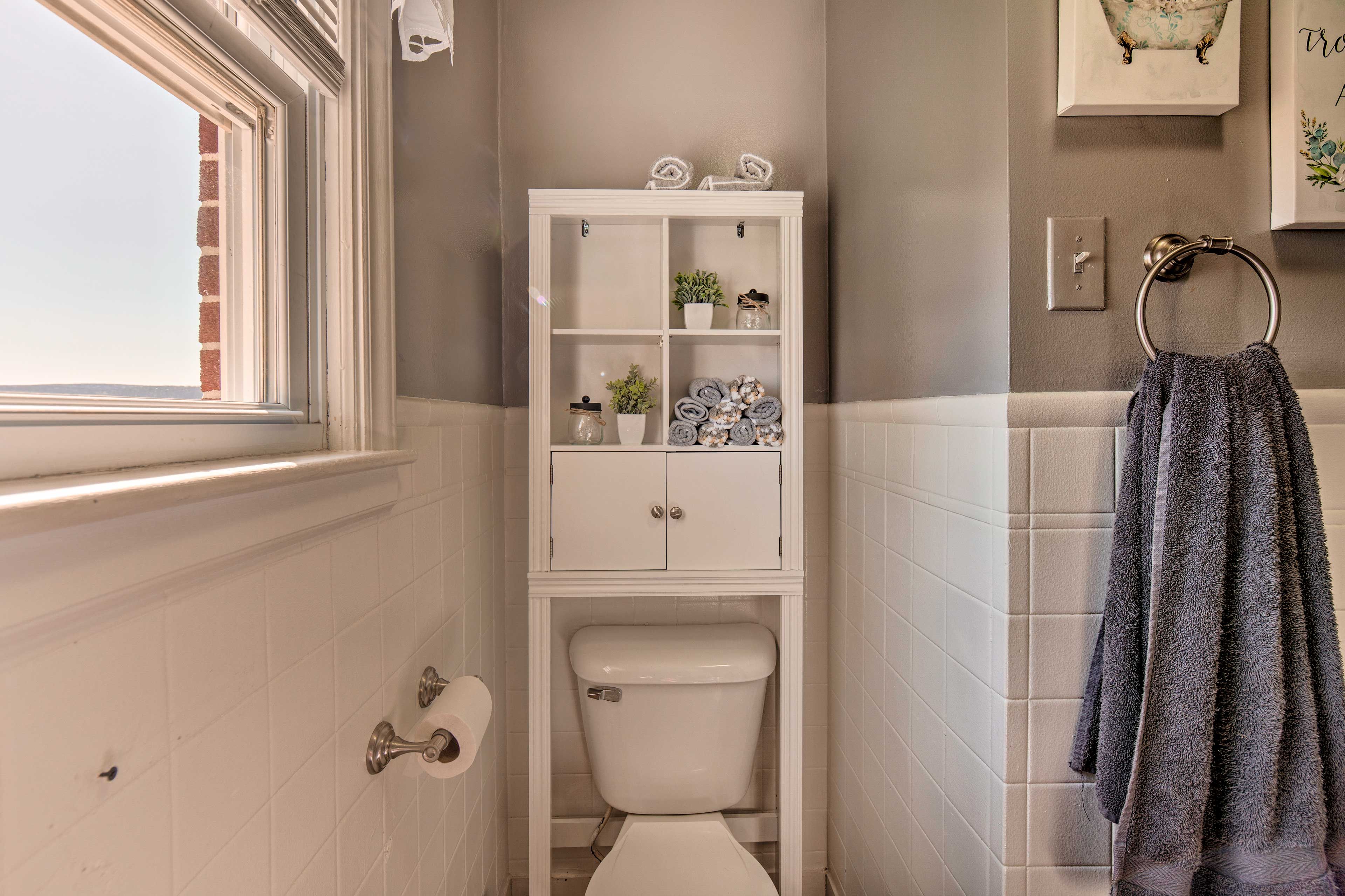 Full Bathroom | Towels Provided | Complimentary Toiletries