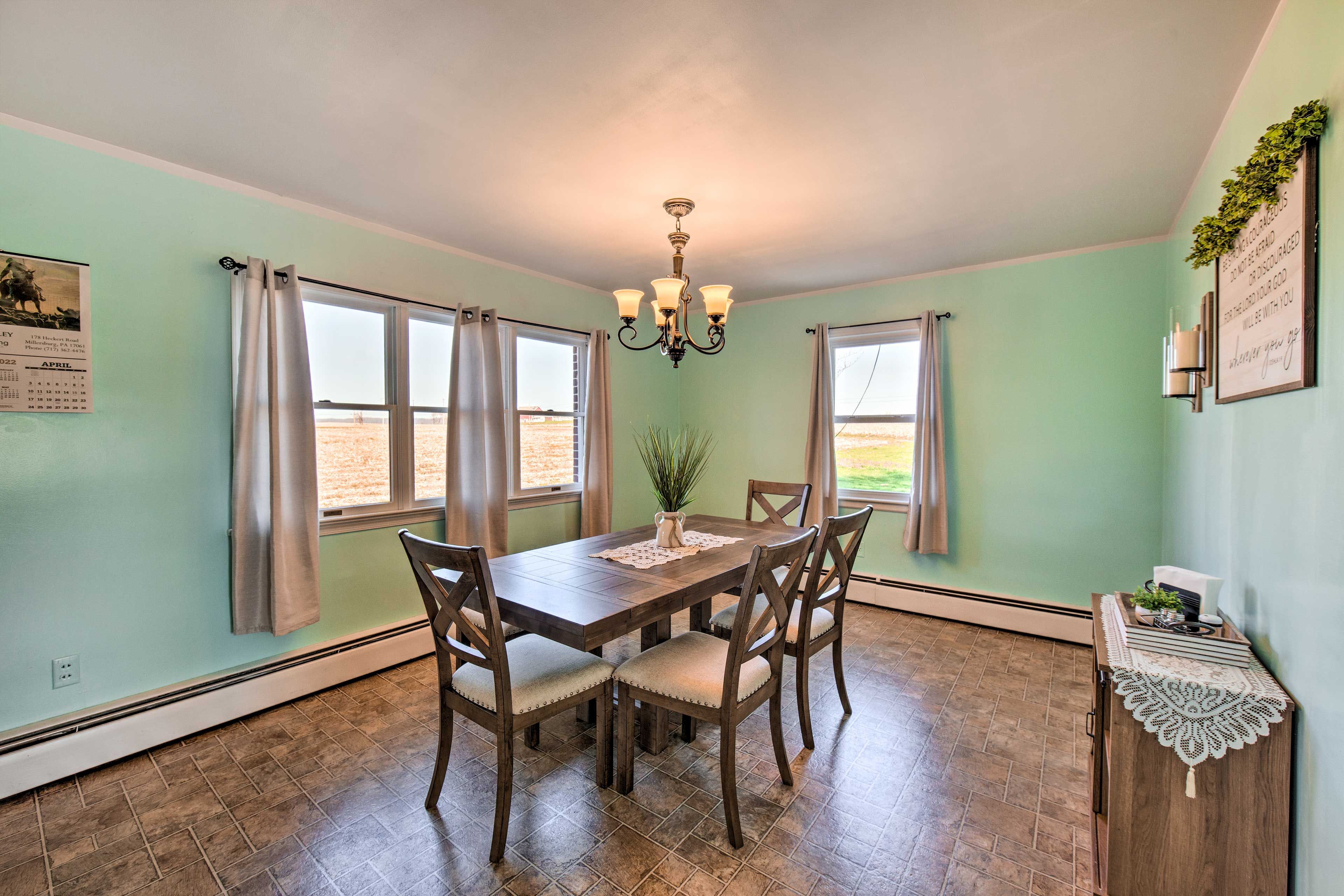 Dining Room | High Chair | Dishware Provided