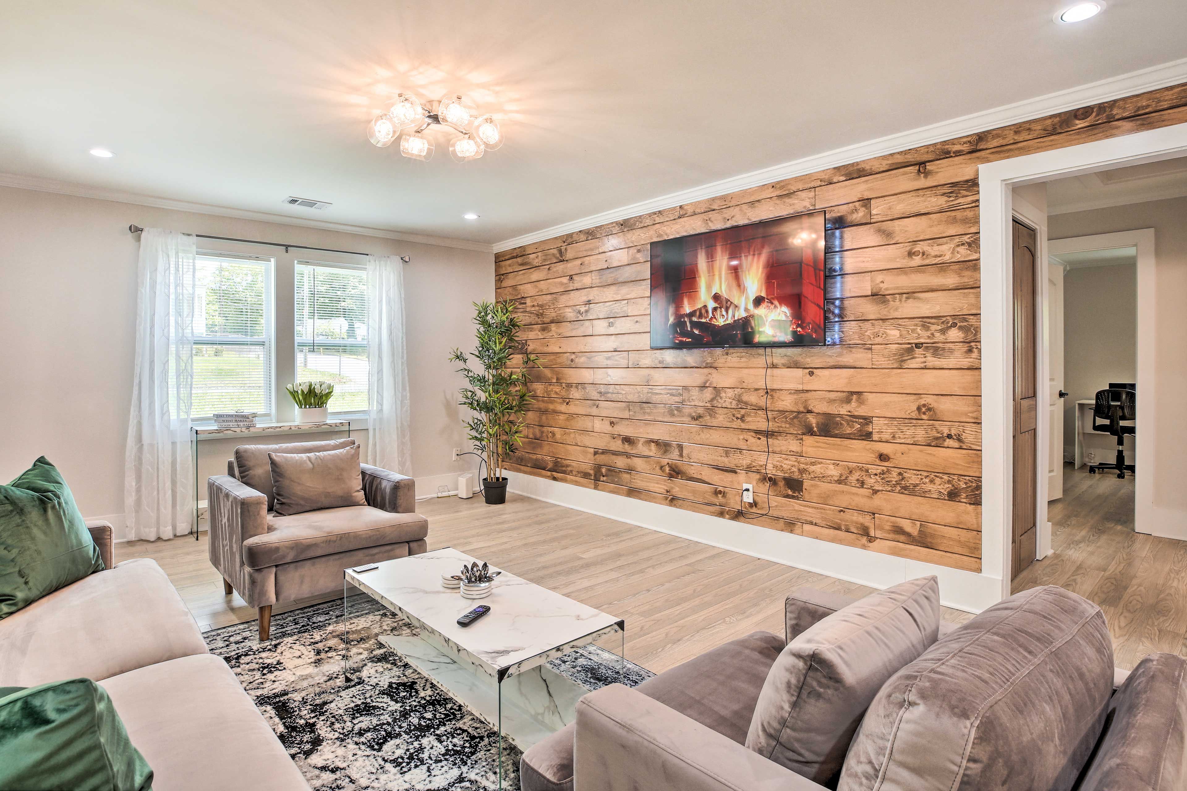 Living Room | Smart TV w/ Cable