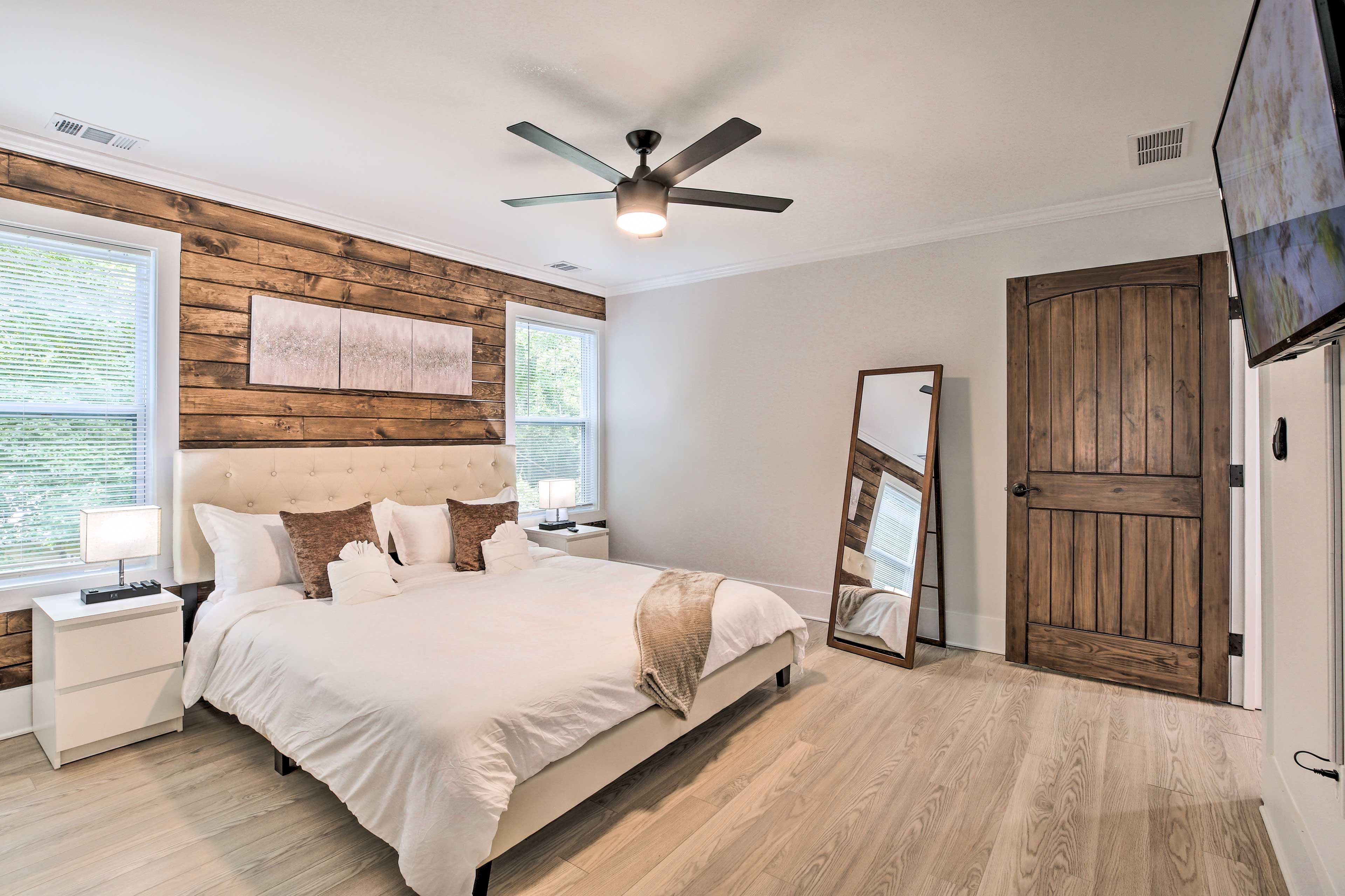 Bedroom 1 | Smart TV w/ Cable