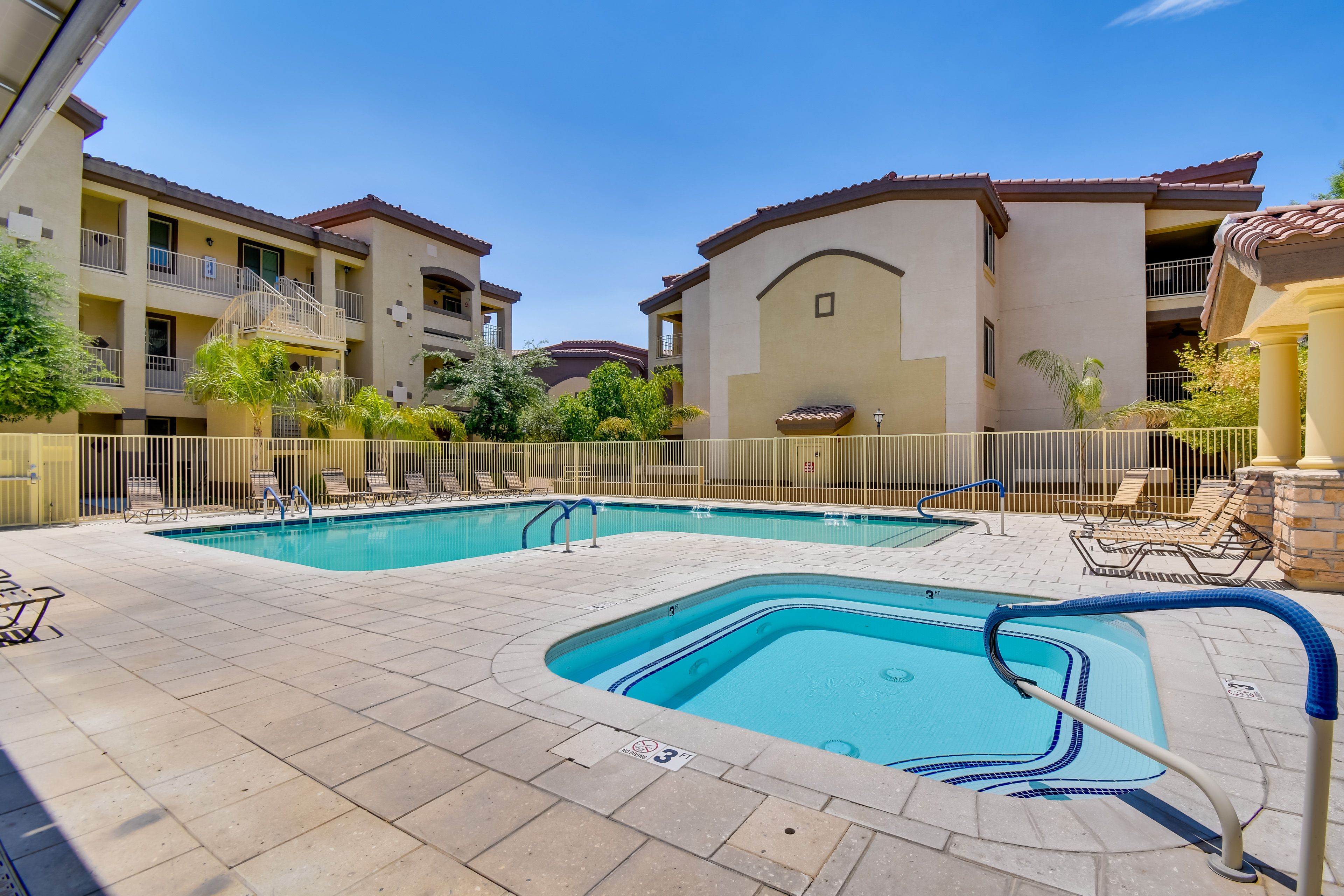 Outdoor Pool & Hot Tub 2
