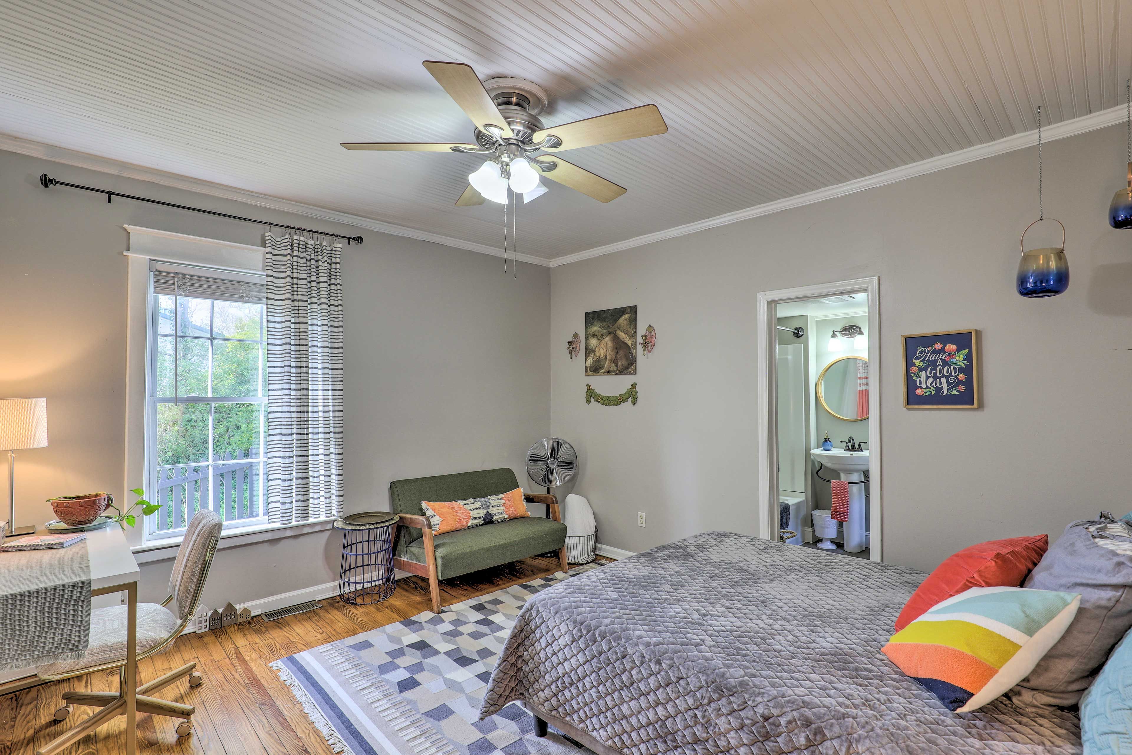 Bedroom 1 | Queen Bed