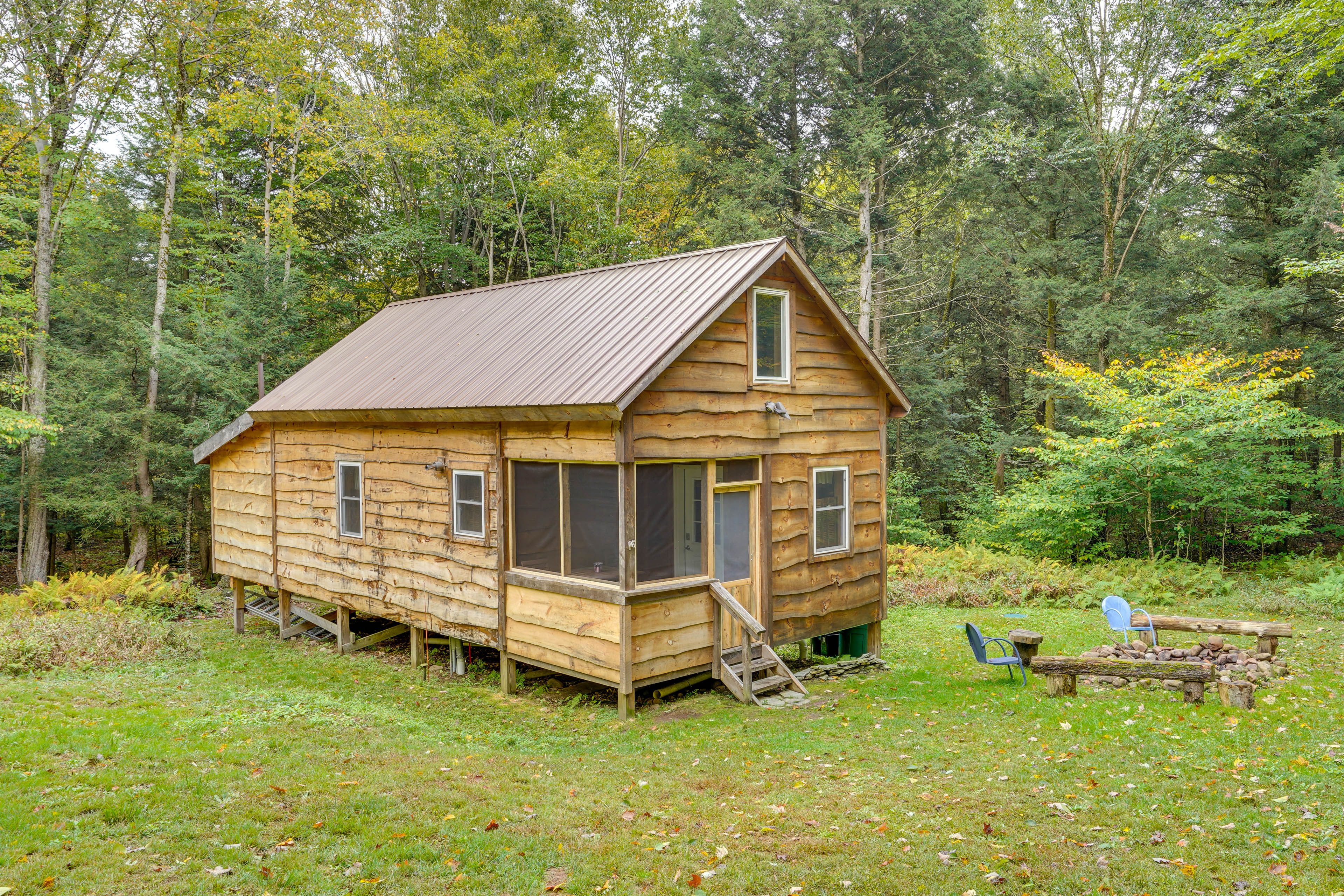 Home Exterior | Parking | Driveway (4 Vehicles) | 4WD Recommended In Winter