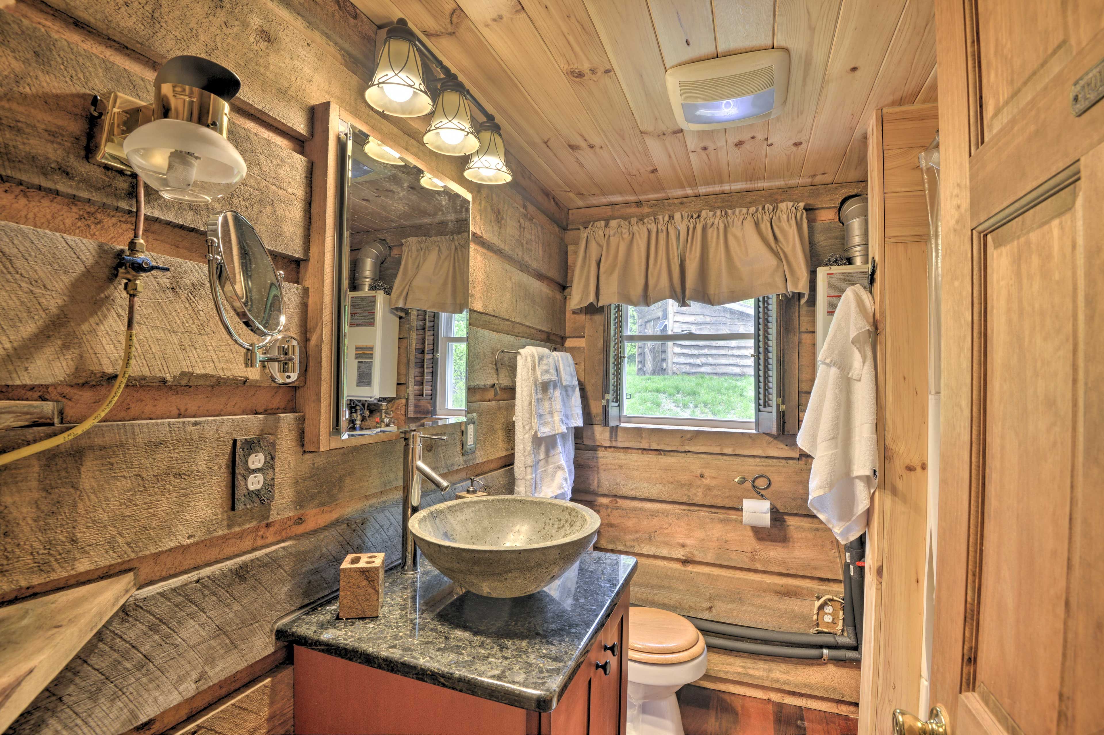 Full Bathroom | 1st Floor | Complimentary Toiletries | Hair Dryer