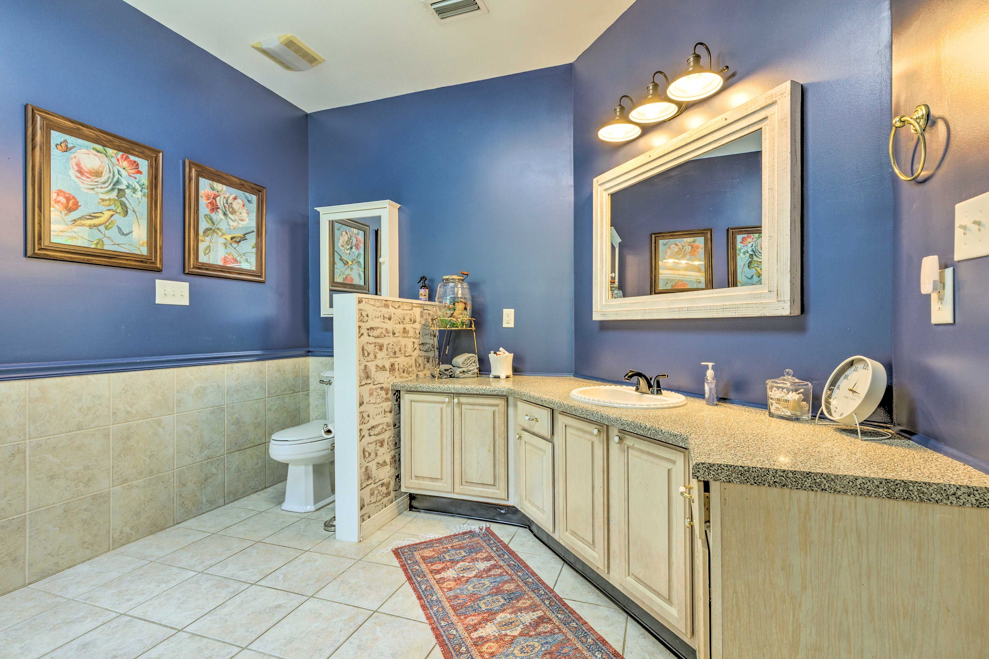 Full Bathroom | Towels Provided
