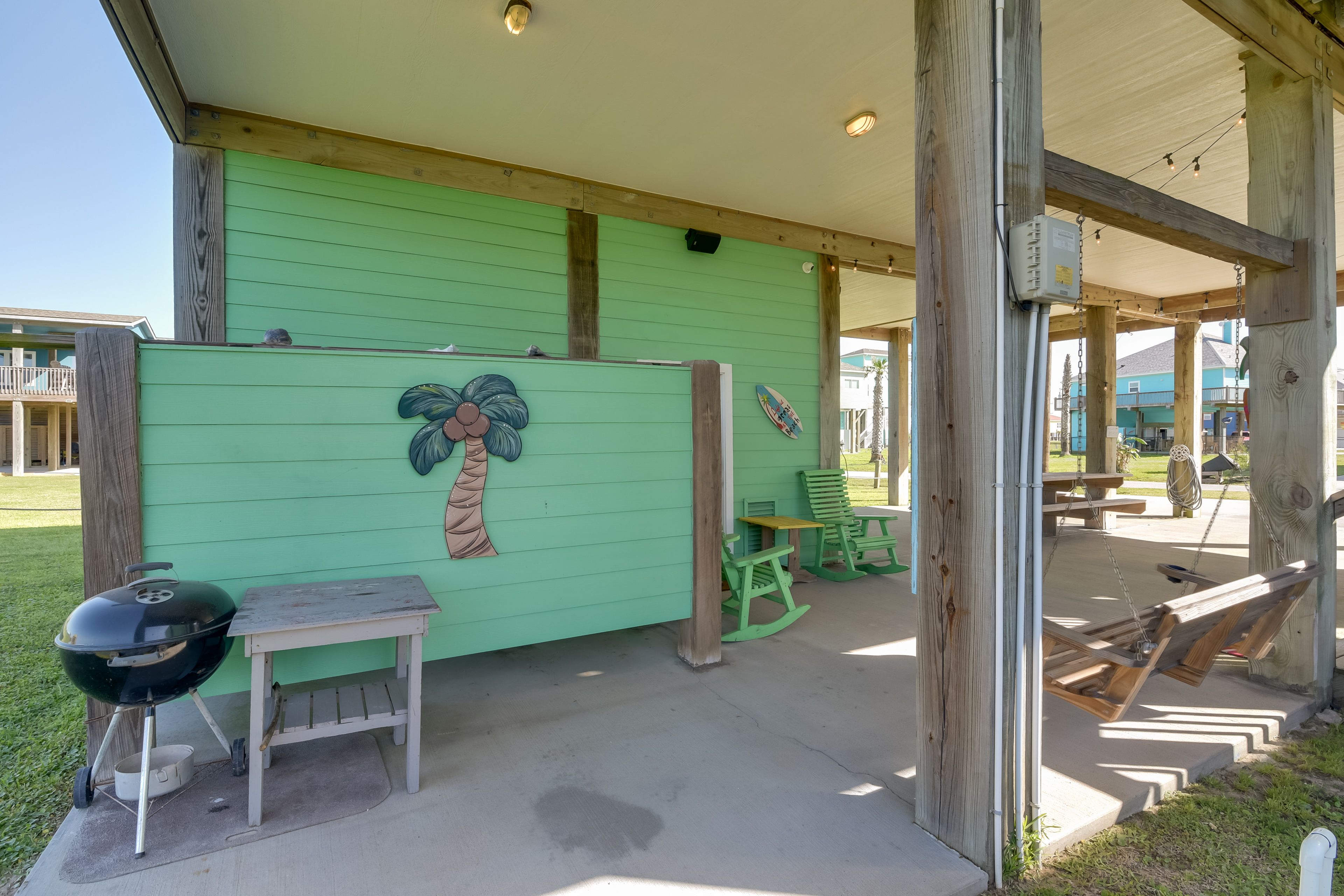 Patio | Charcoal Grill | Picnic Table