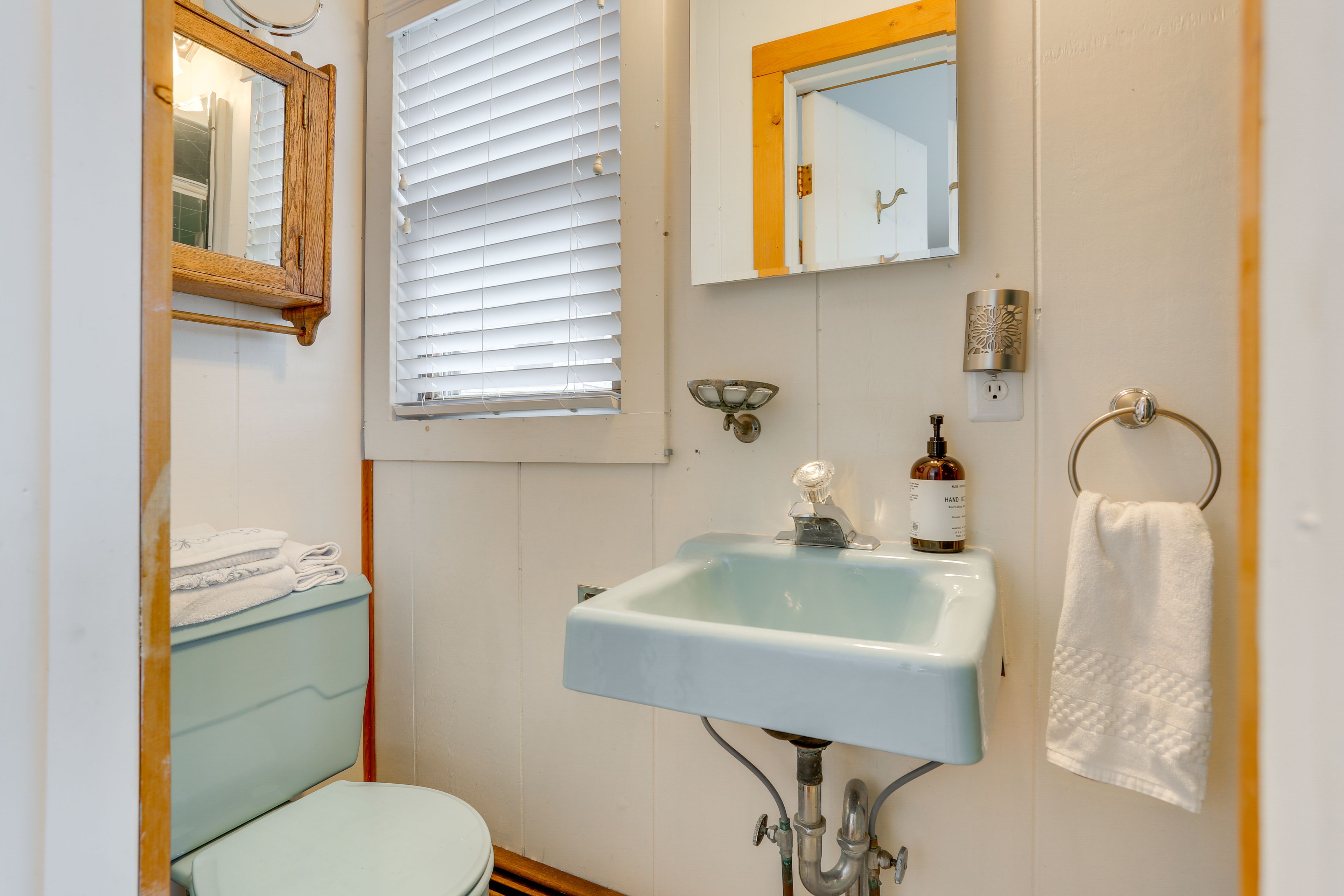 Full Bathroom | Towels Provided | 1st Floor