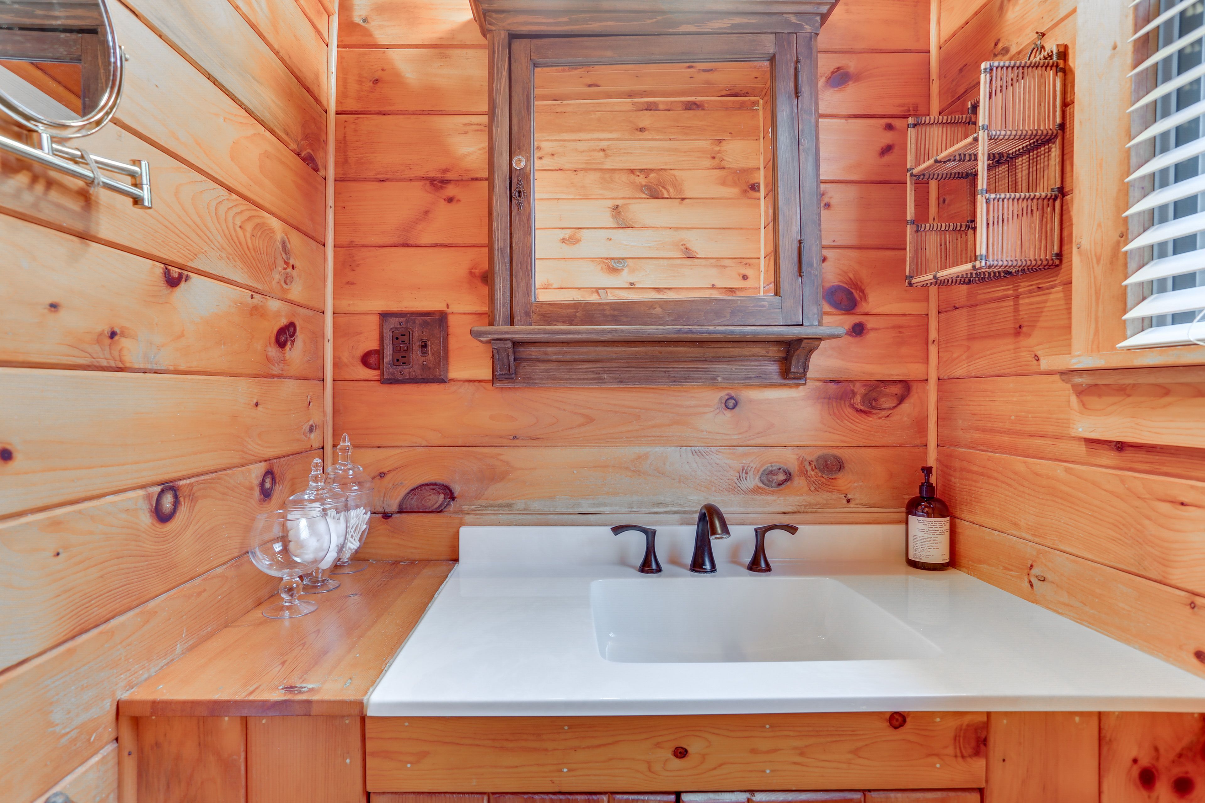 Full Bathroom | 2nd Floor