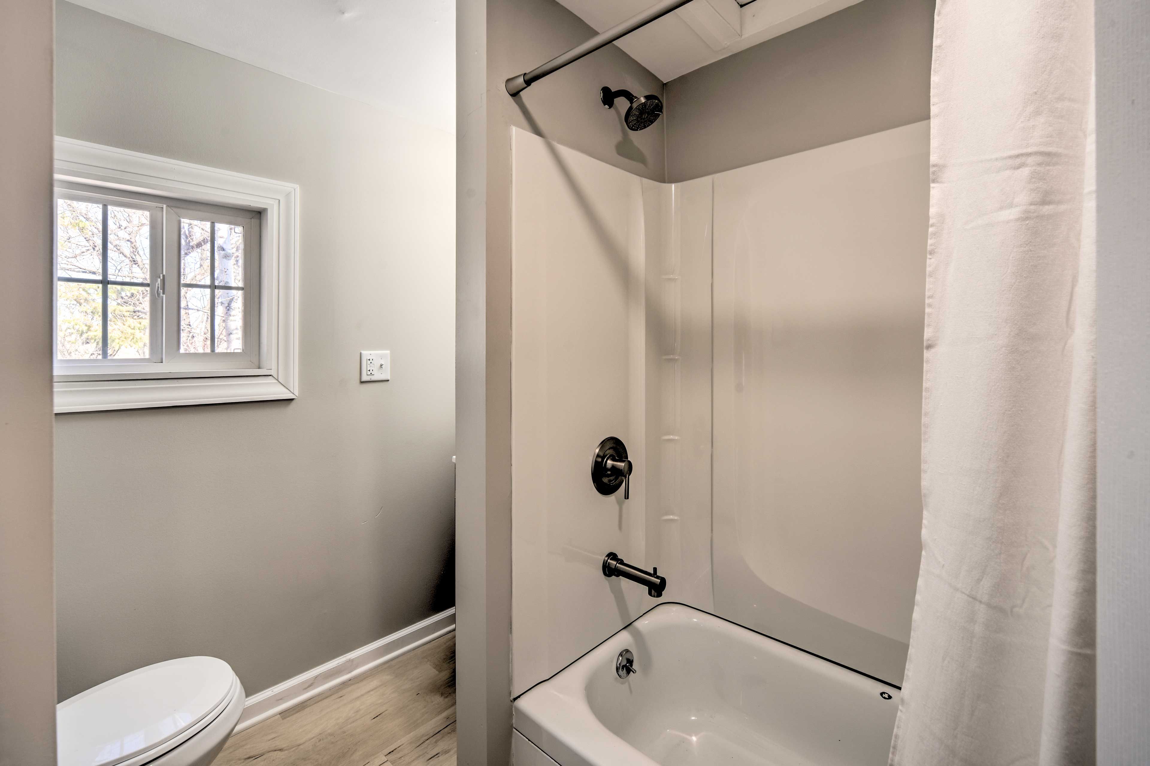 Full Bathroom | Linens & Towels | Complimentary Toiletries