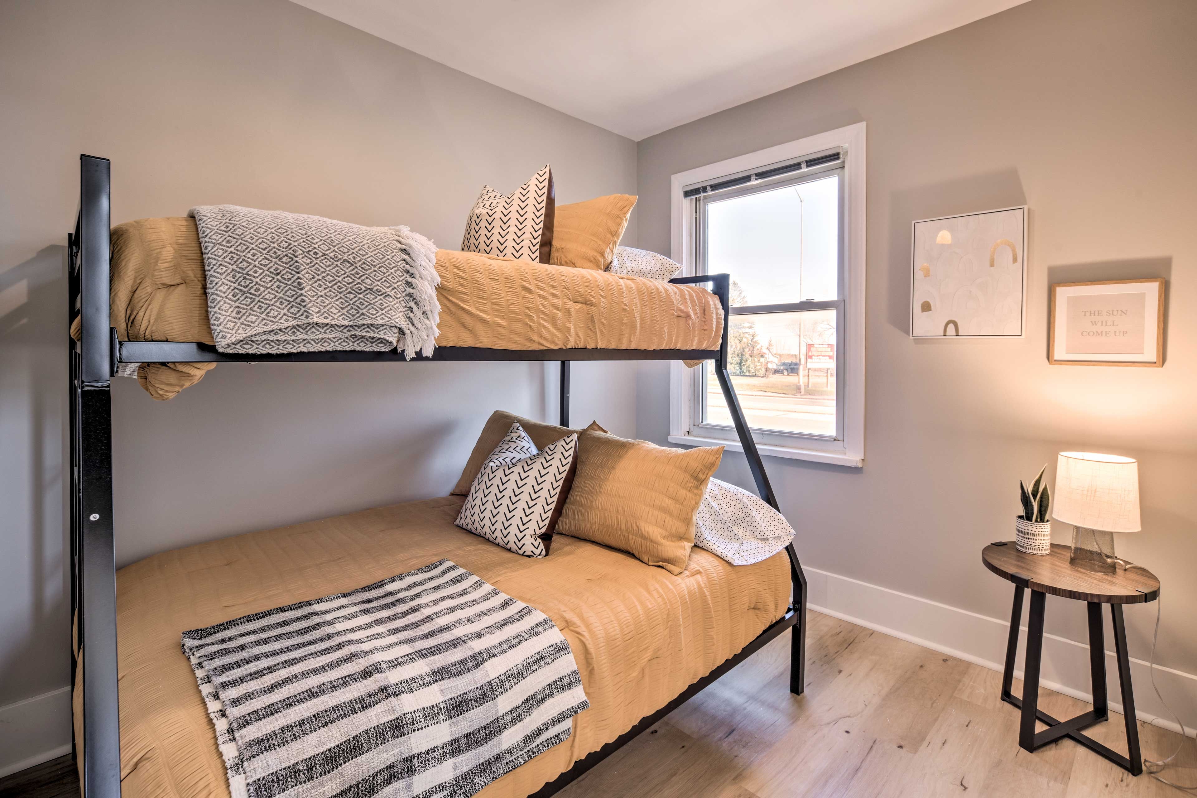 Bedroom 2 | Twin/Full Bunk Bed