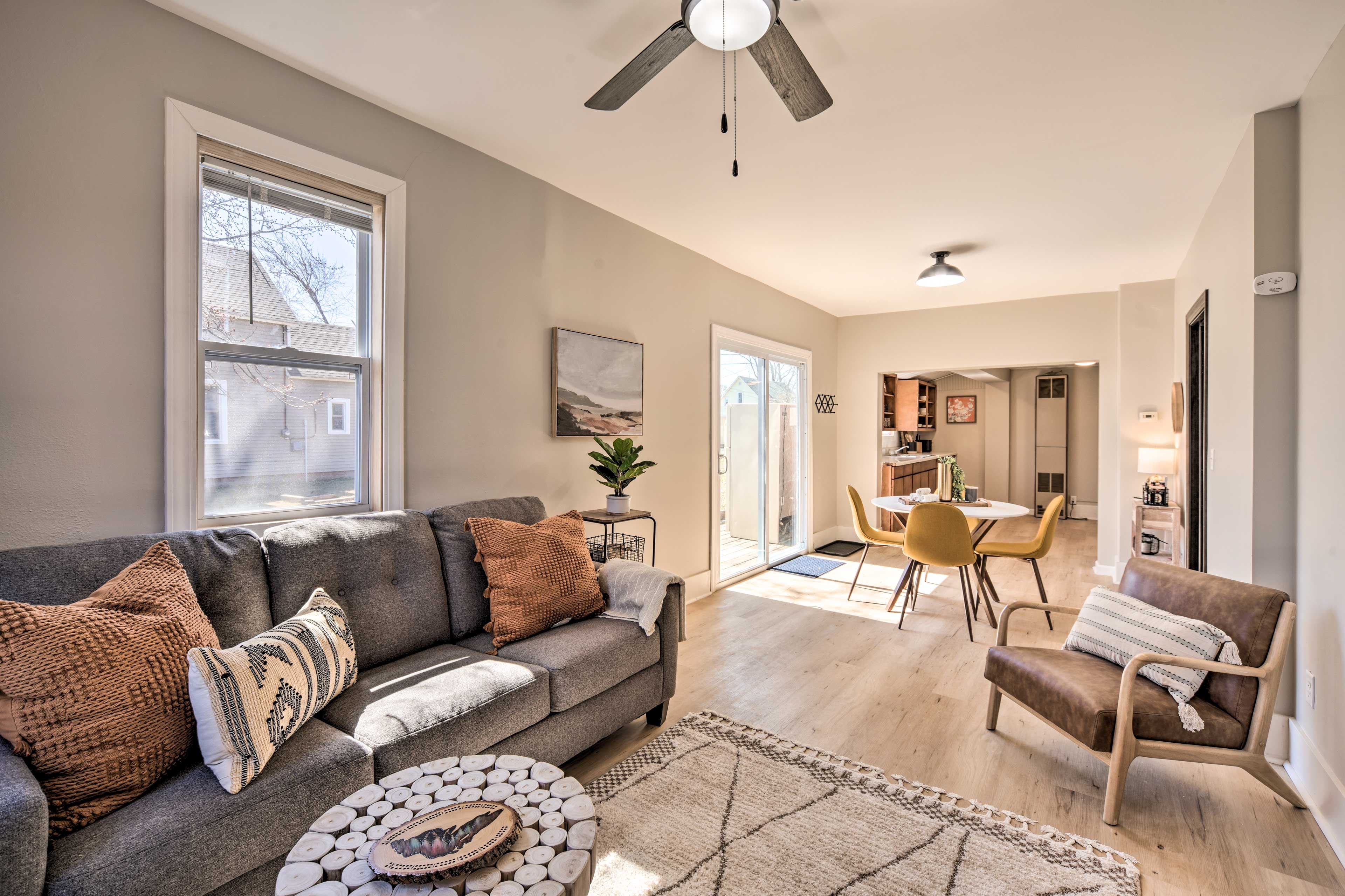 Living Room | Free WiFi | Central A/C & Heat