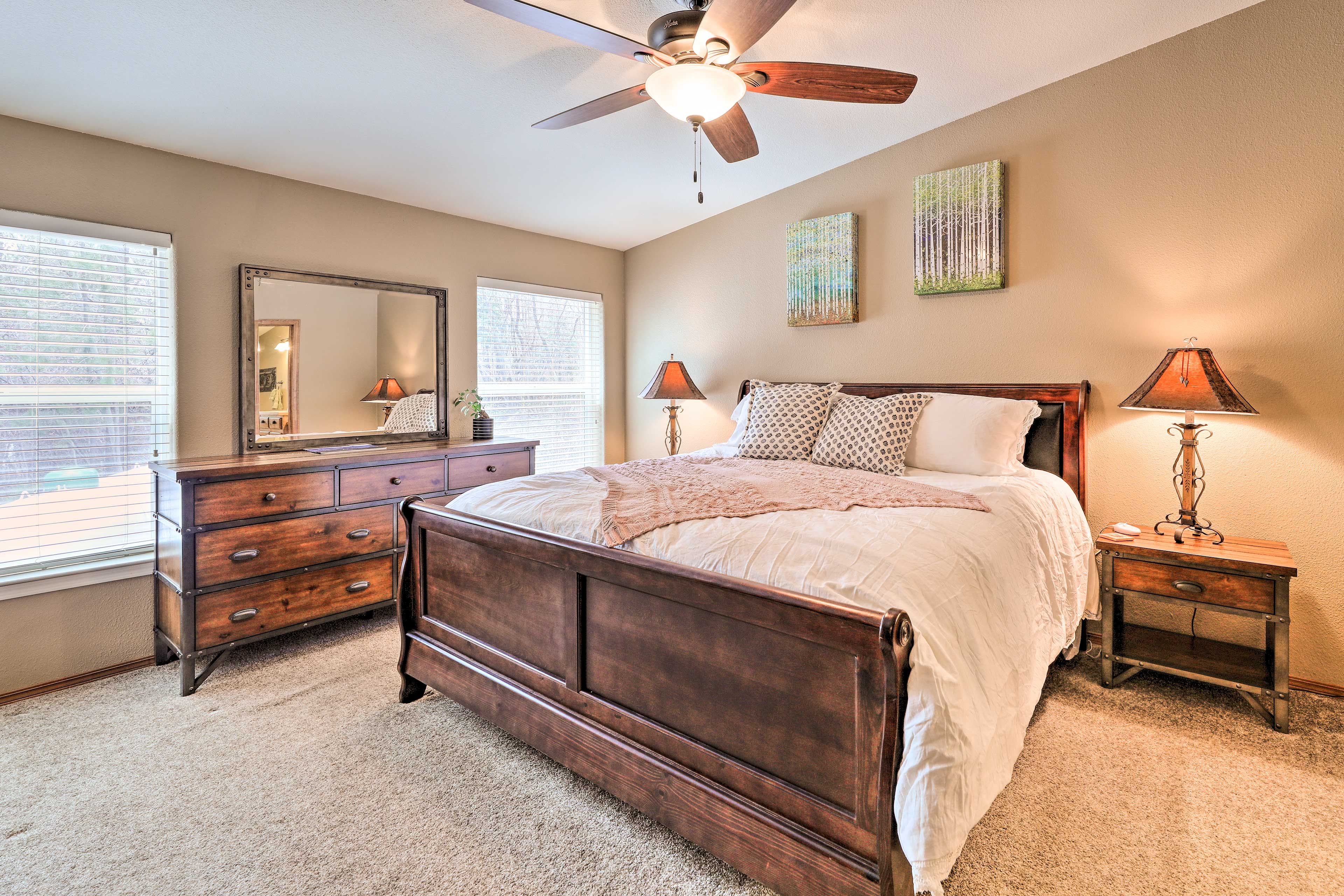 Bedroom 1 | King Bed | Main Level | DirecTV | En-Suite Bathroom