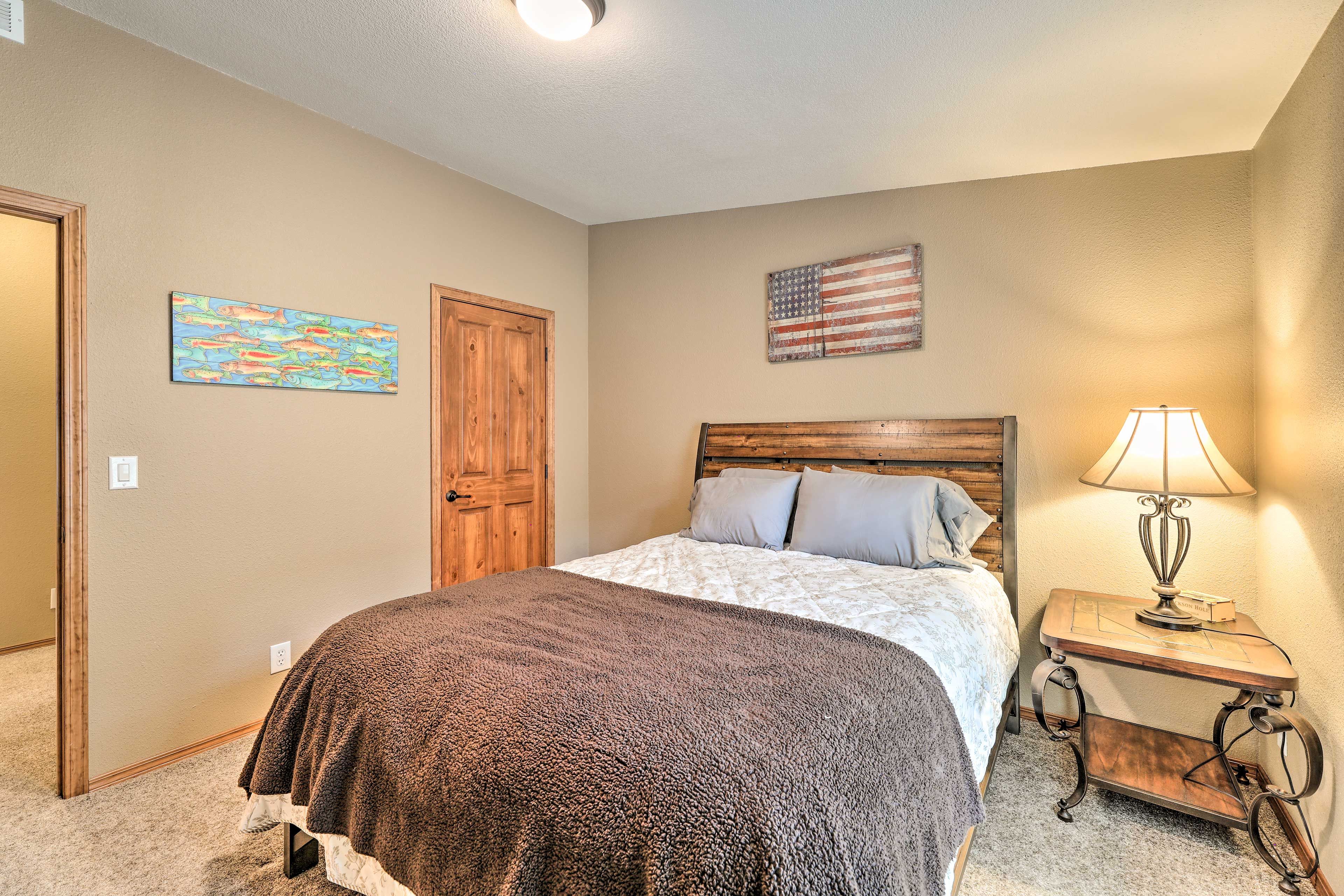 Bedroom 2 | Queen Bed | Main Level | DirecTV