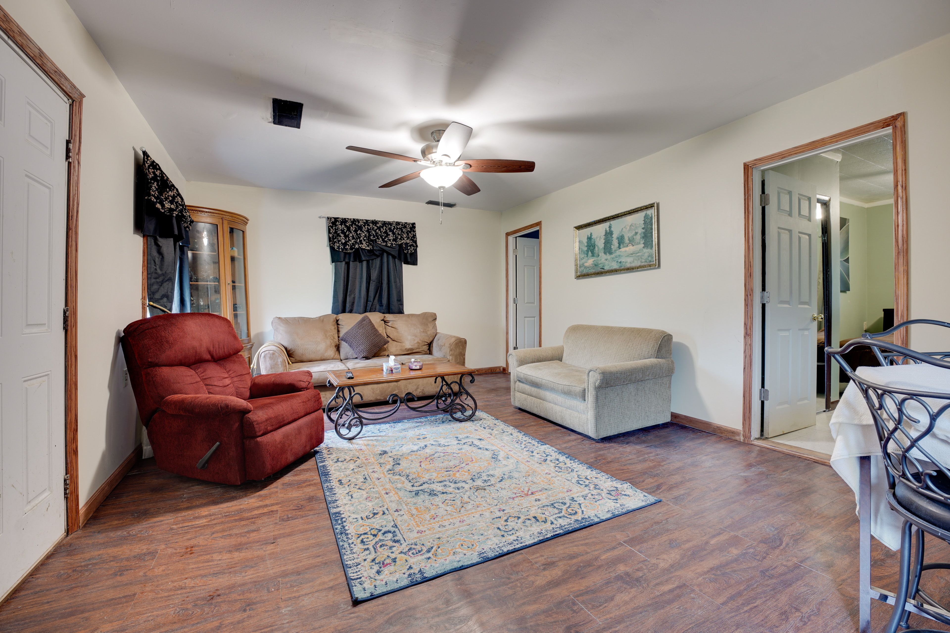 Living Room | Flat-Screen TV | Free WiFi