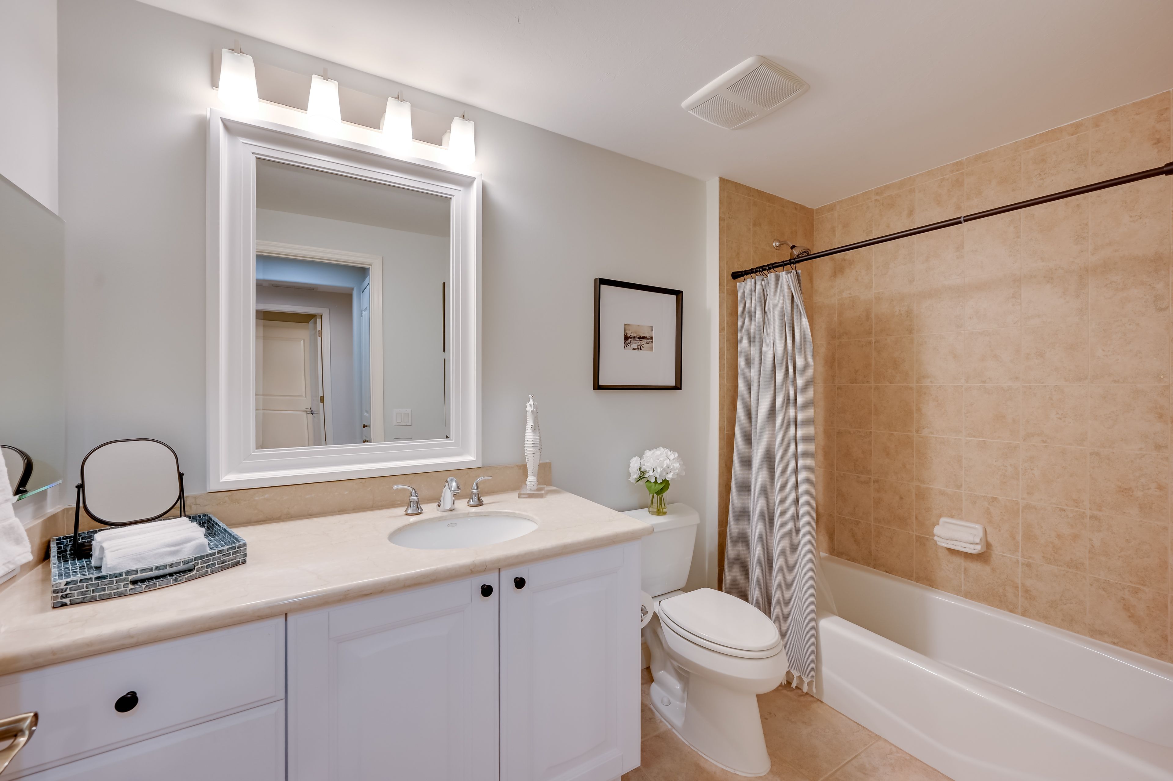 Full Bathroom | Complimentary Toiletries