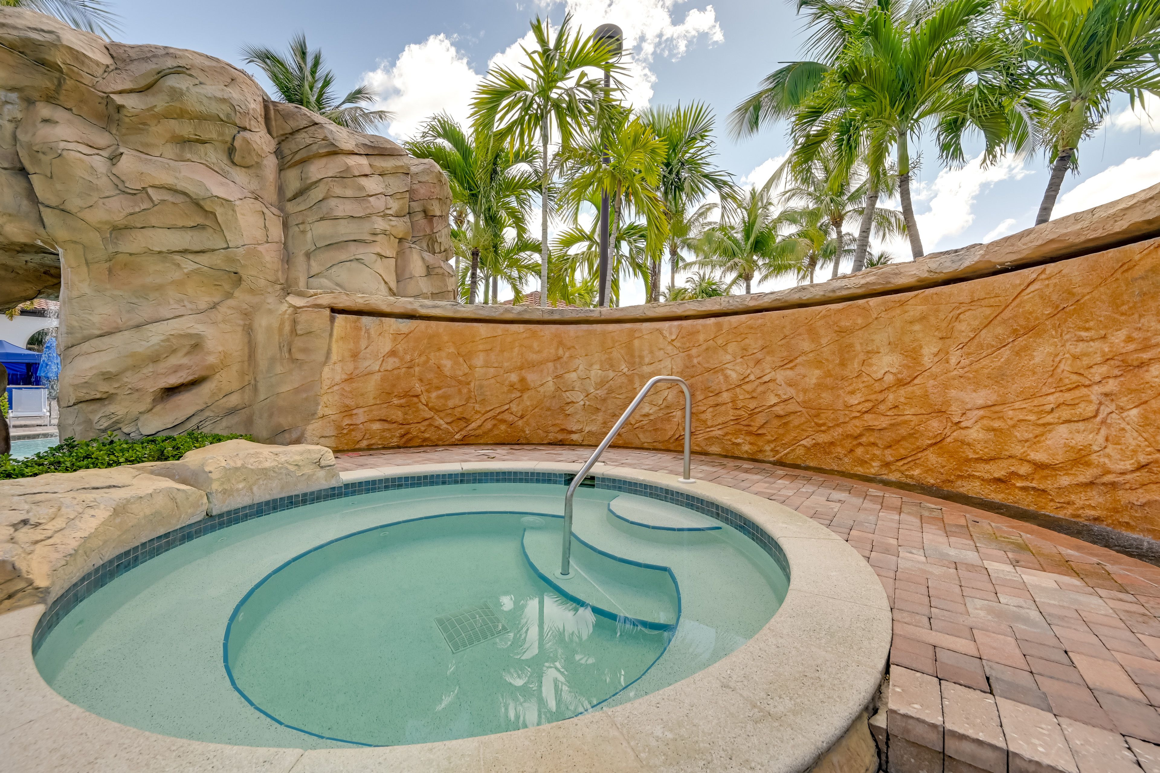 Community Amenities | Hot Tub