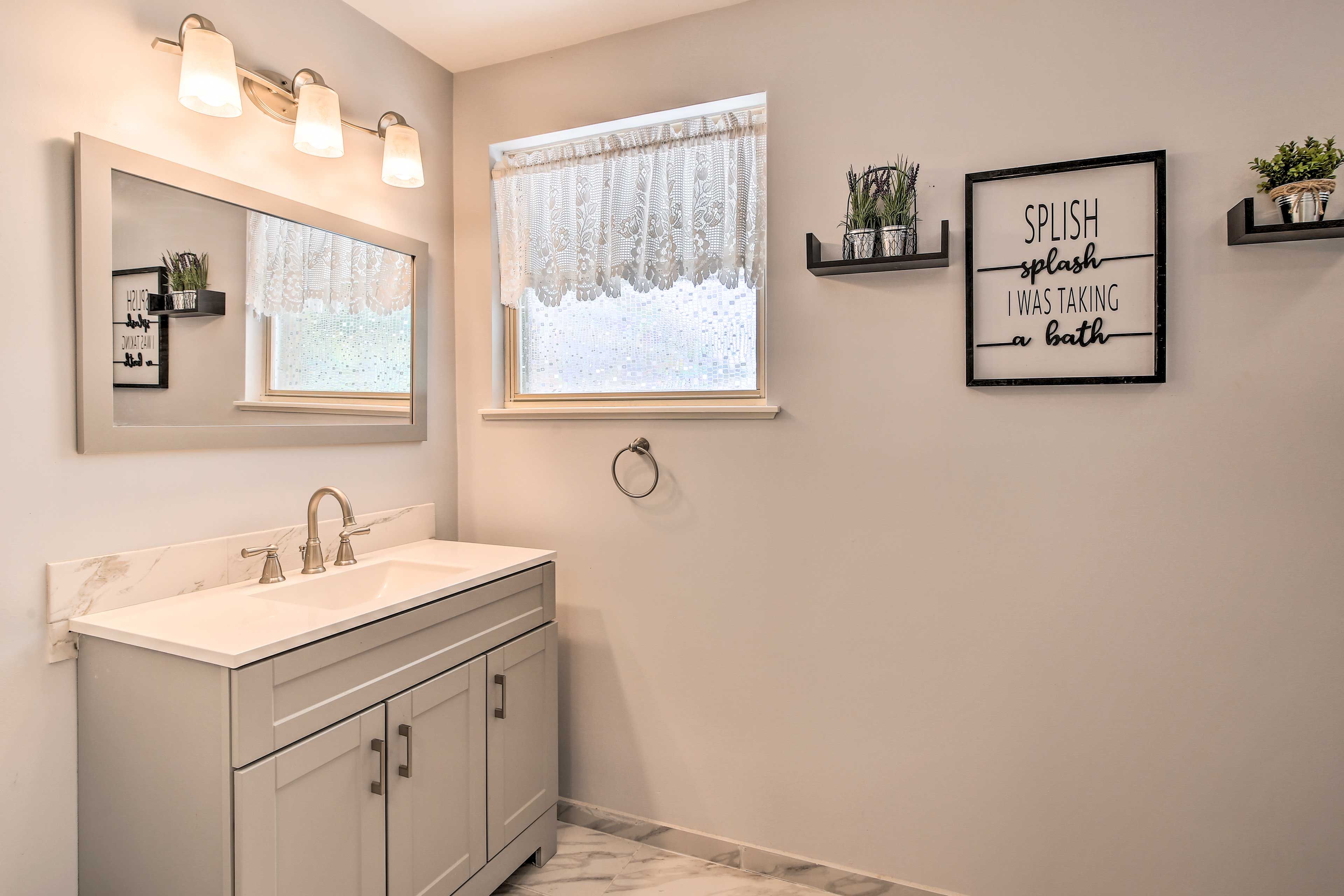 Full Bathroom | Complimentary Toiletries | Hair Dryer
