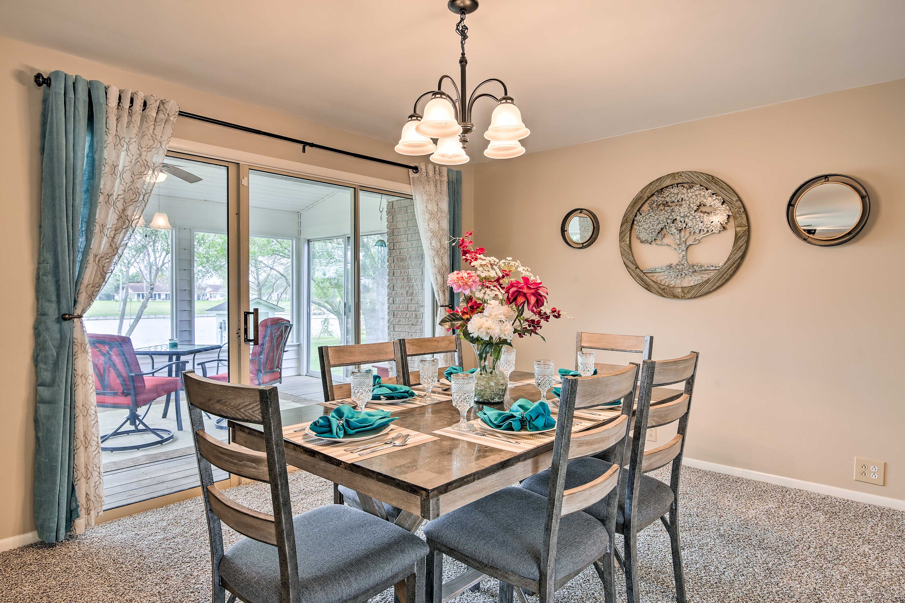 Dining Area | Complimentary Spices