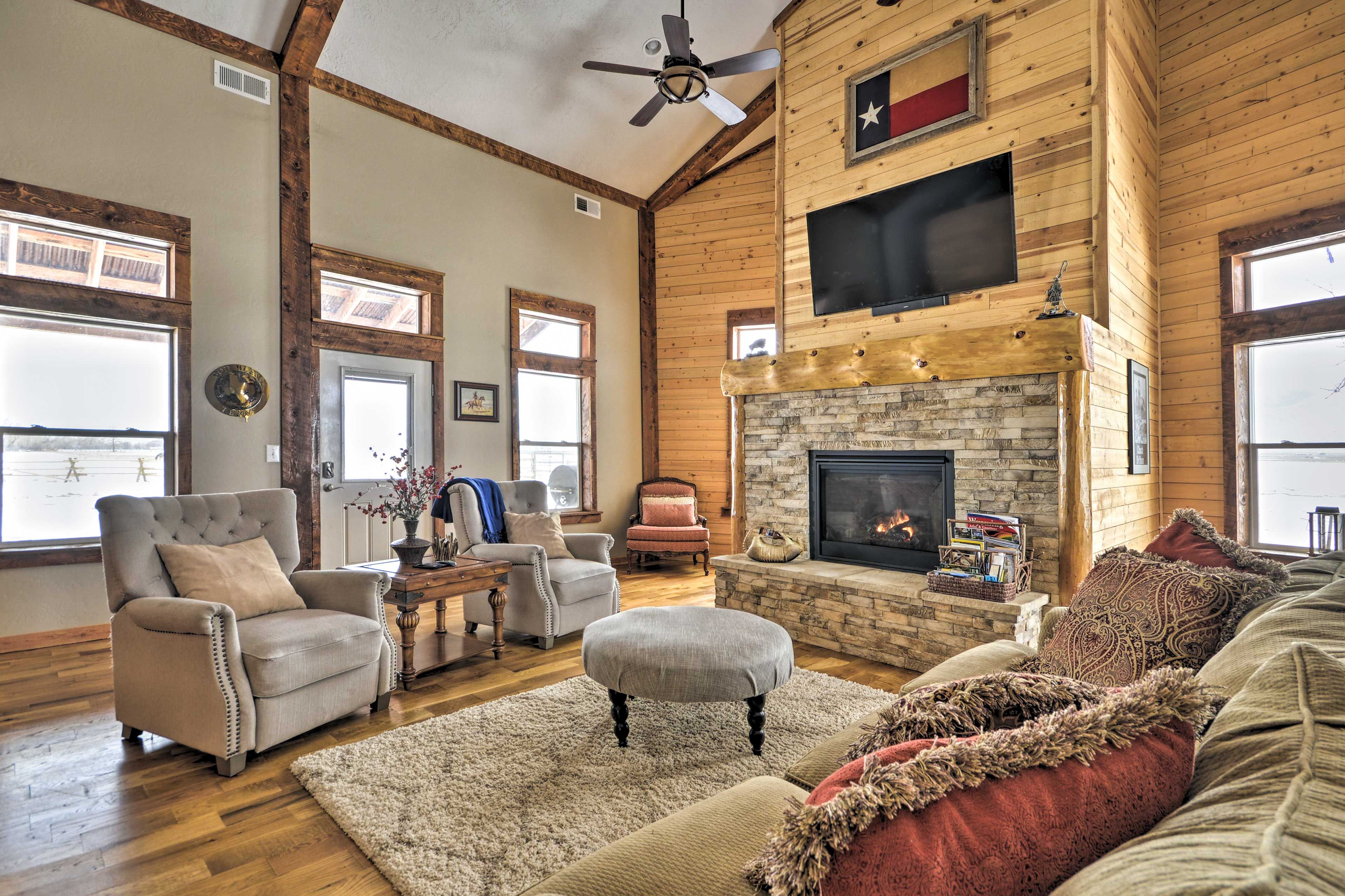 Living Room | Pet Friendly w/ Fee
