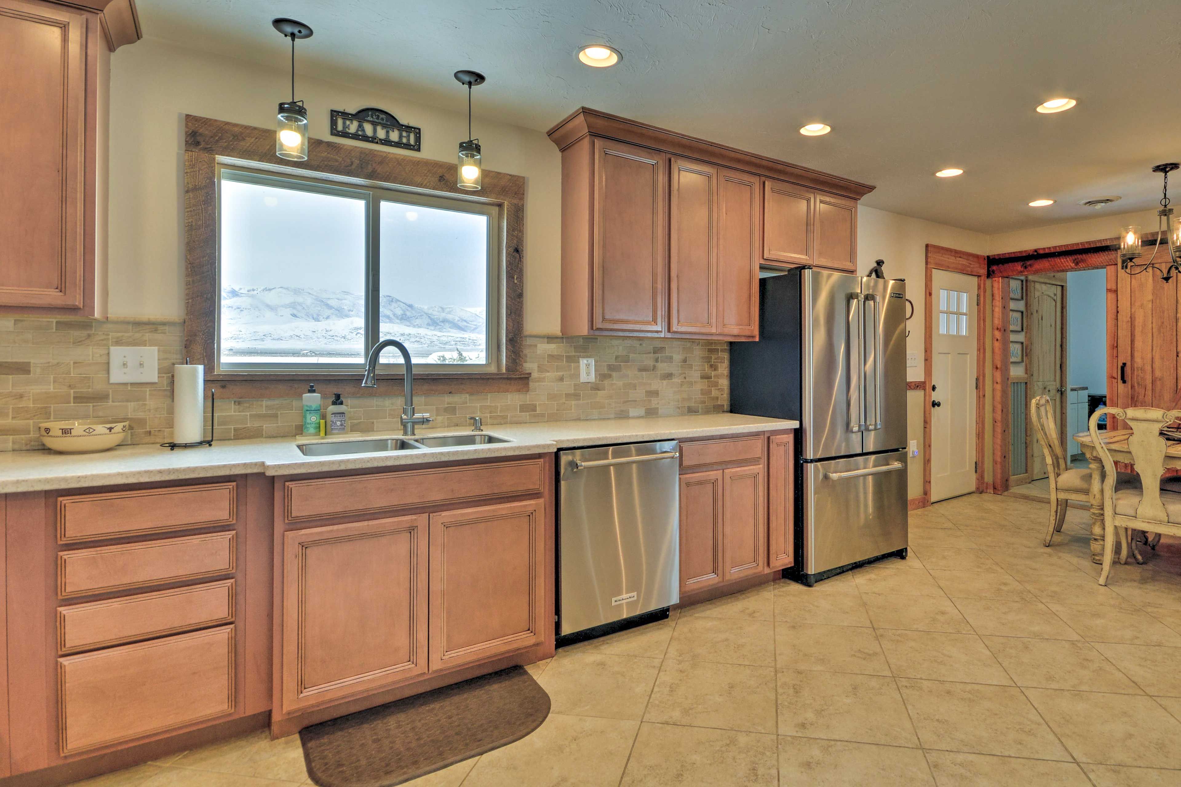 Kitchen | Fully Equipped w/ Cooking Basics