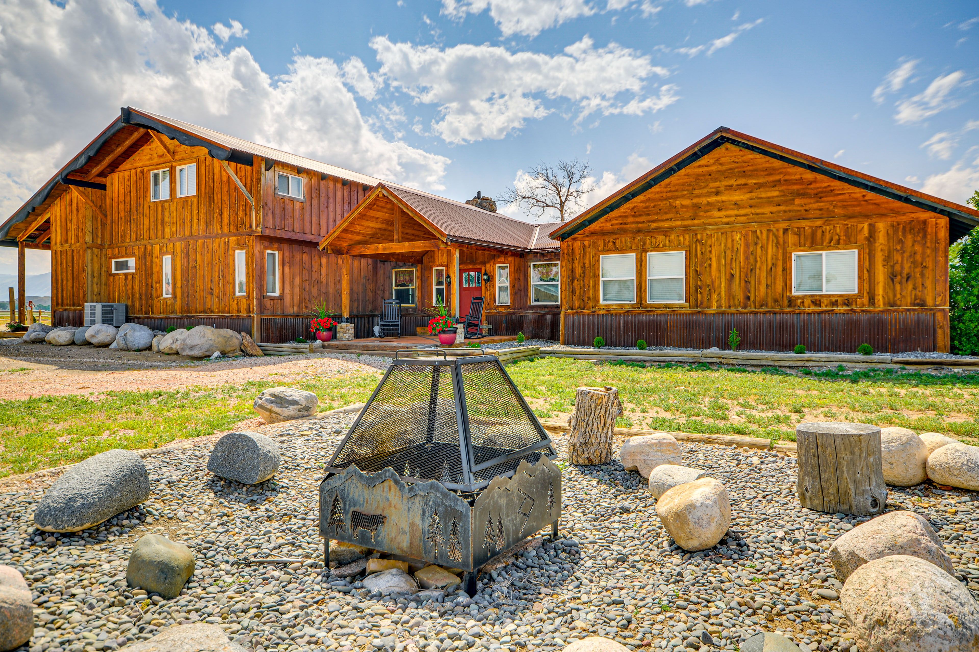 Powell Vacation Rental | 3BR | 3.5BA | 3,200 Sq Ft | 1 Exterior Step Required