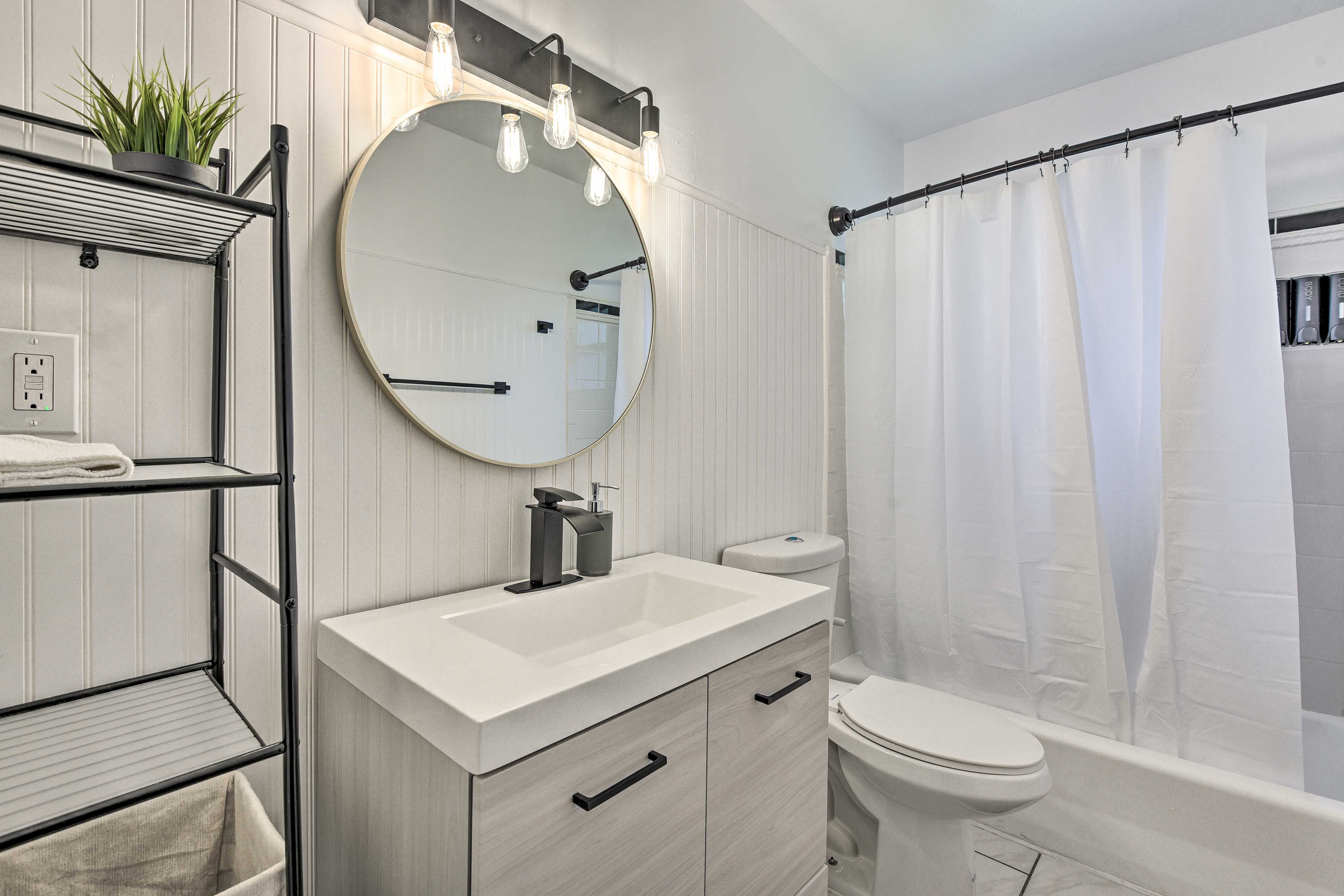 Full Bathroom | Linens & Towels | Hair Dryer