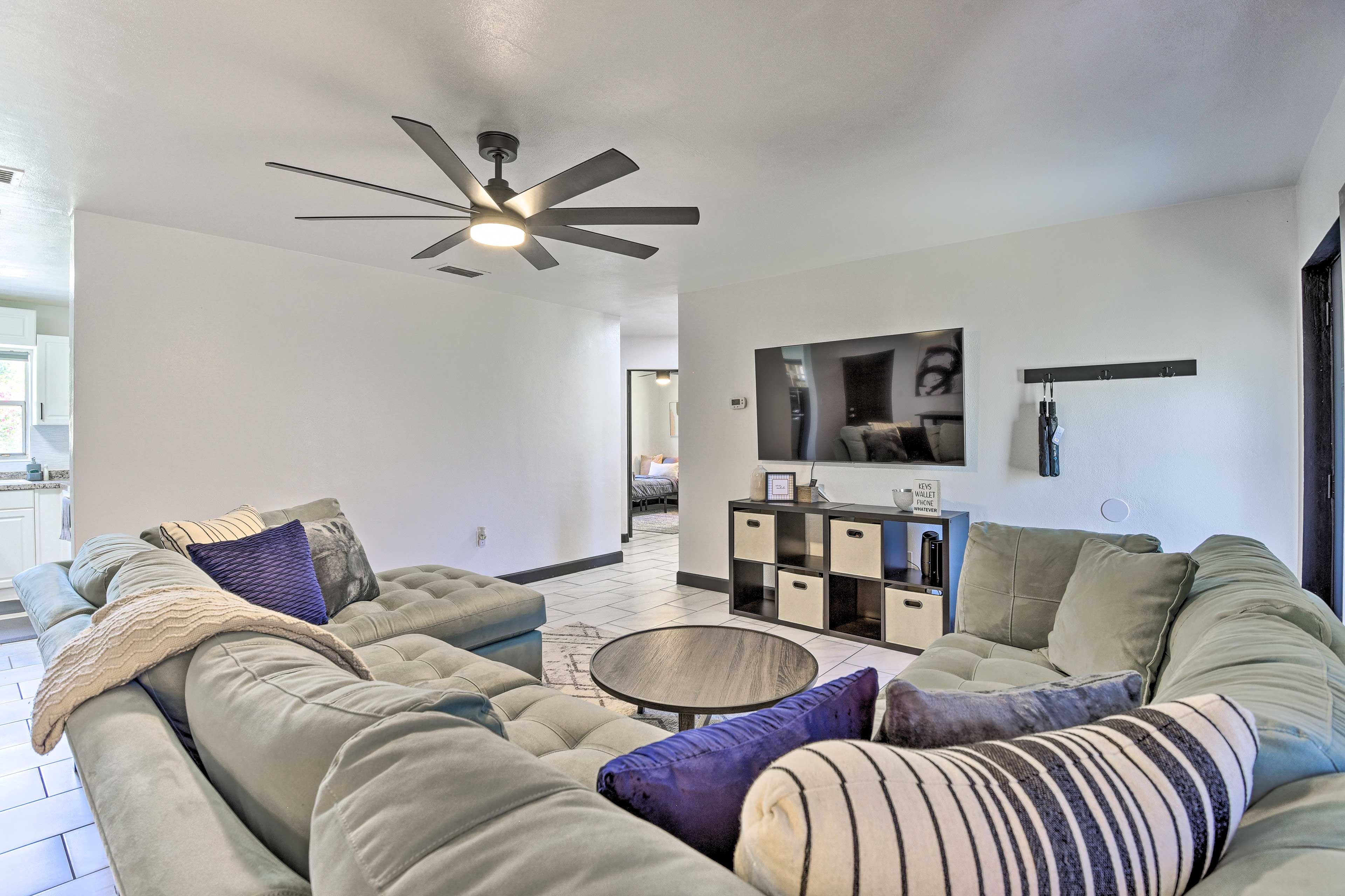 Living Room | Smart TV w/ Cable