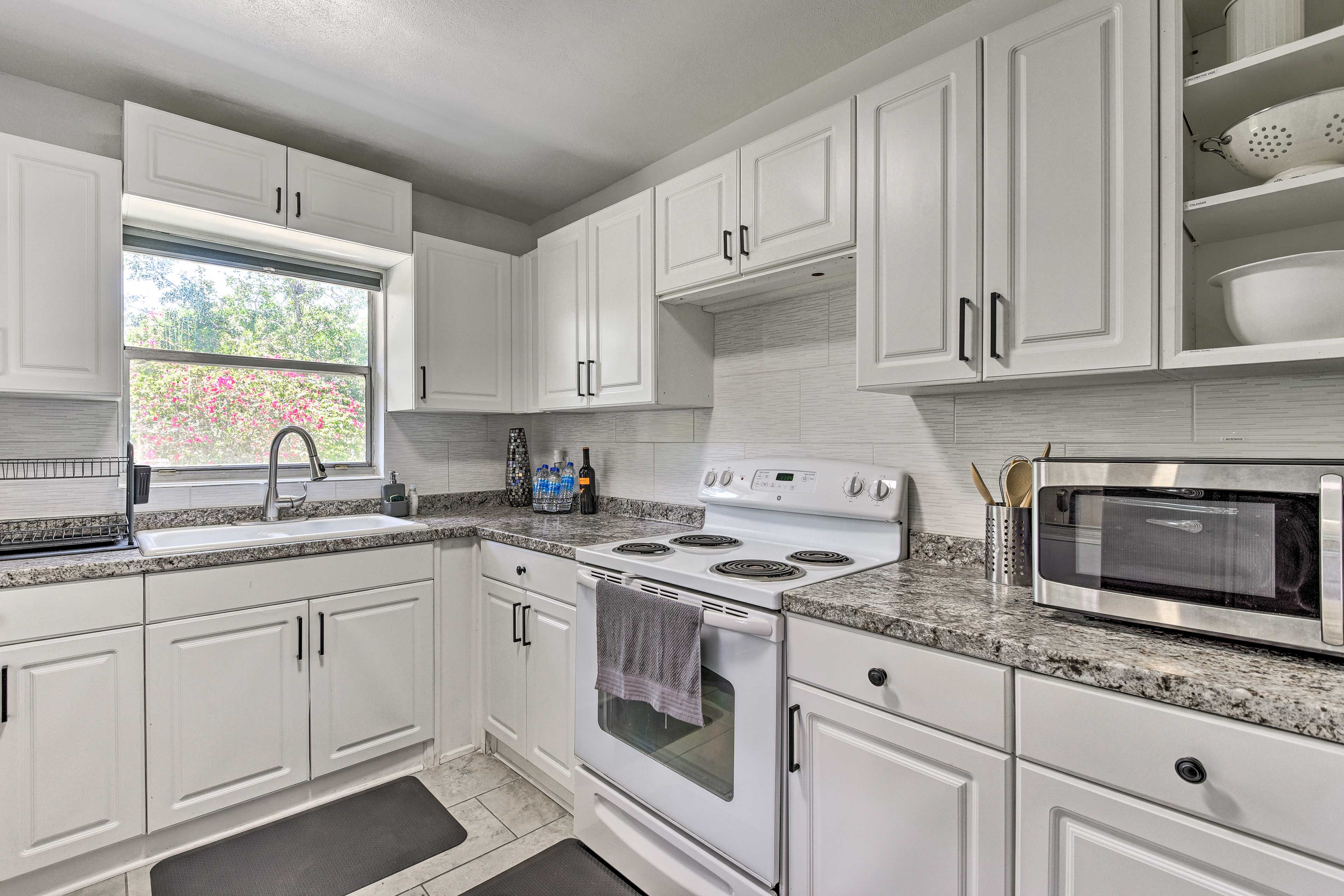 Well-Equipped Kitchen | Toaster