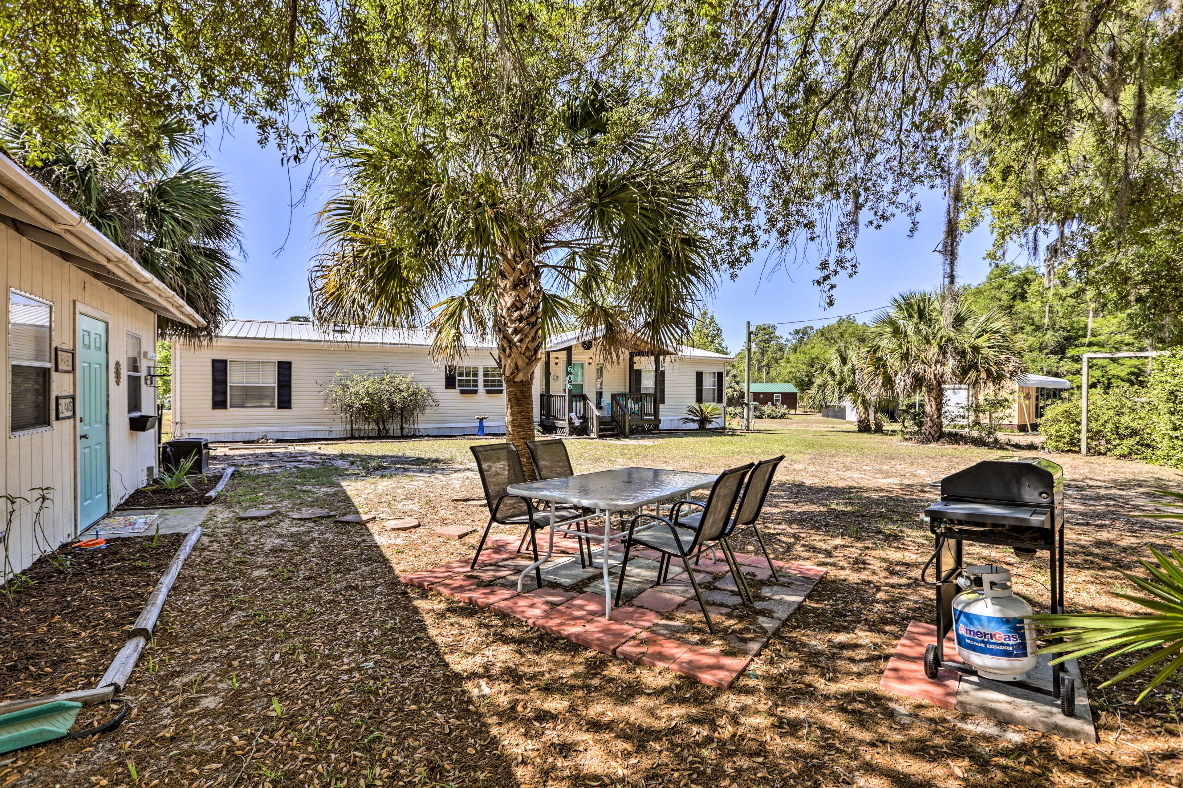 Outdoor Dining Area | Gas Grill