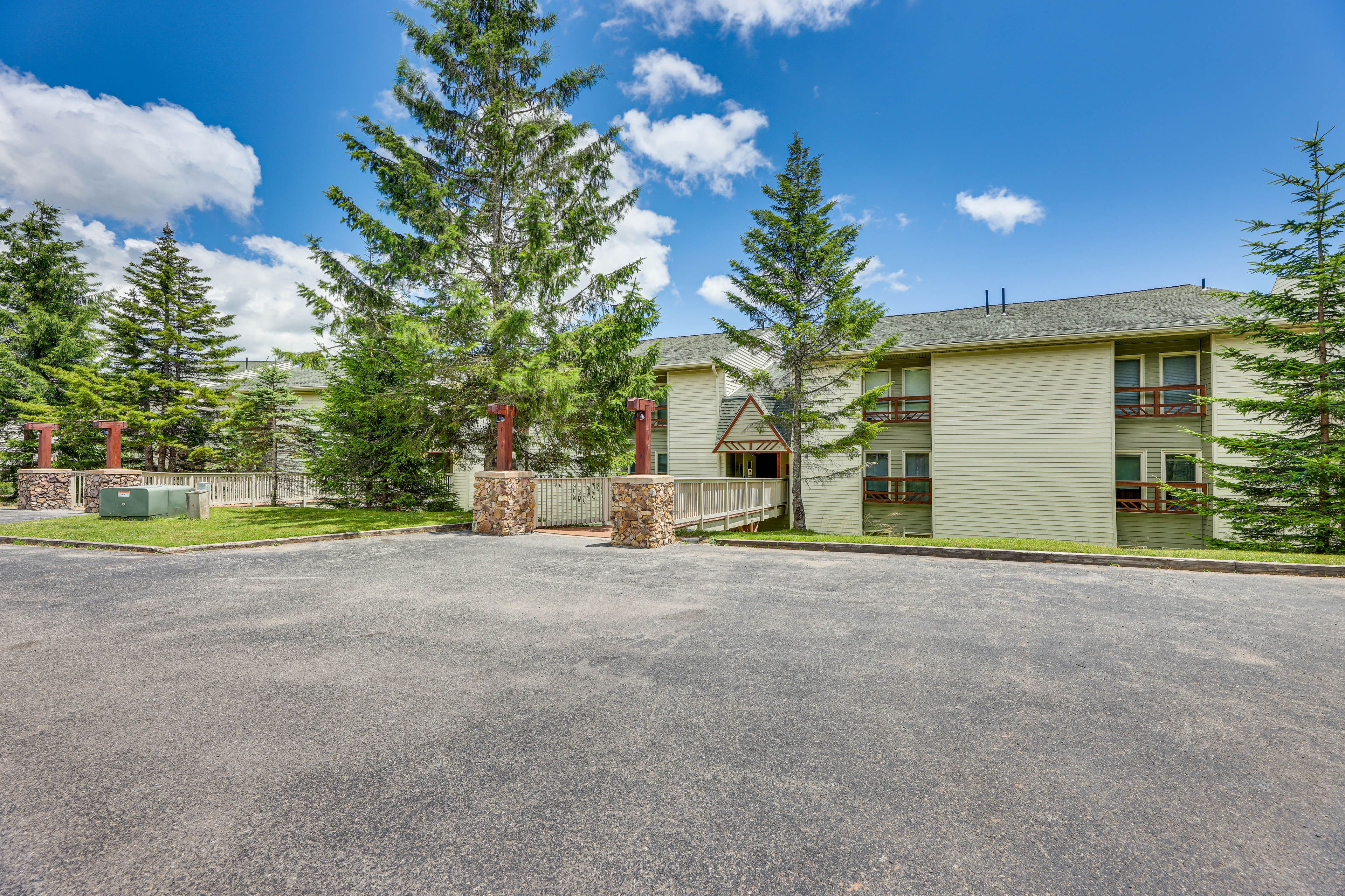 Exterior | Building Entrance