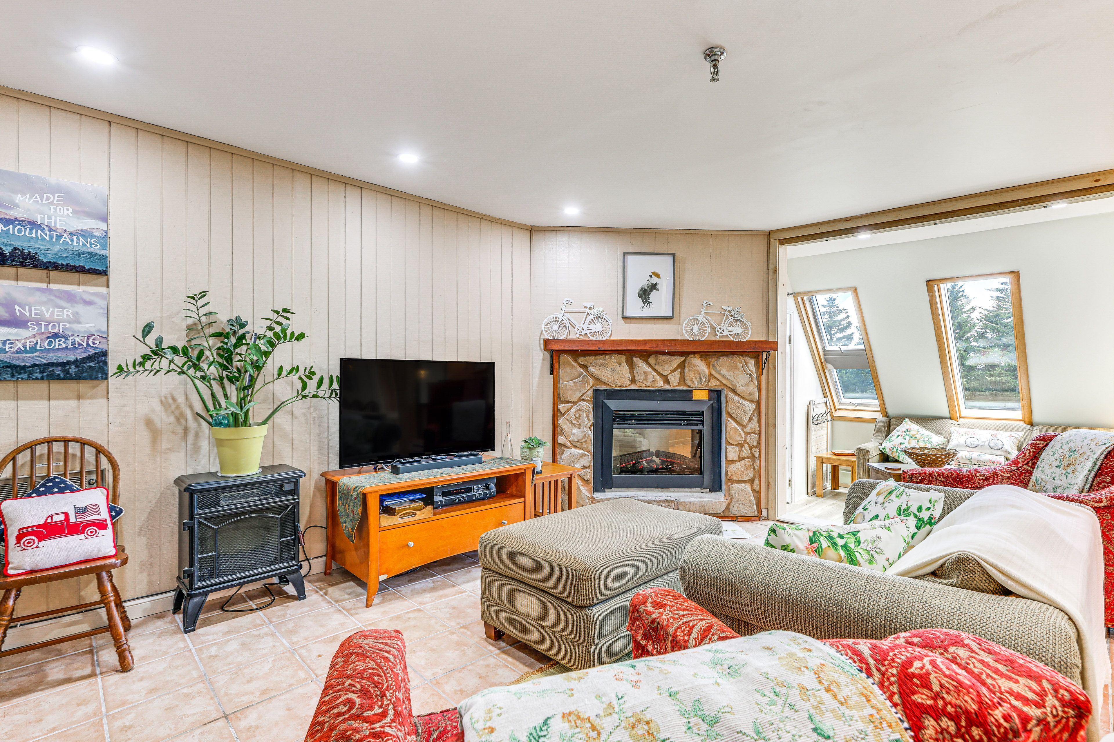Living Room | Gas Fireplace | Cable TV | Free WiFi