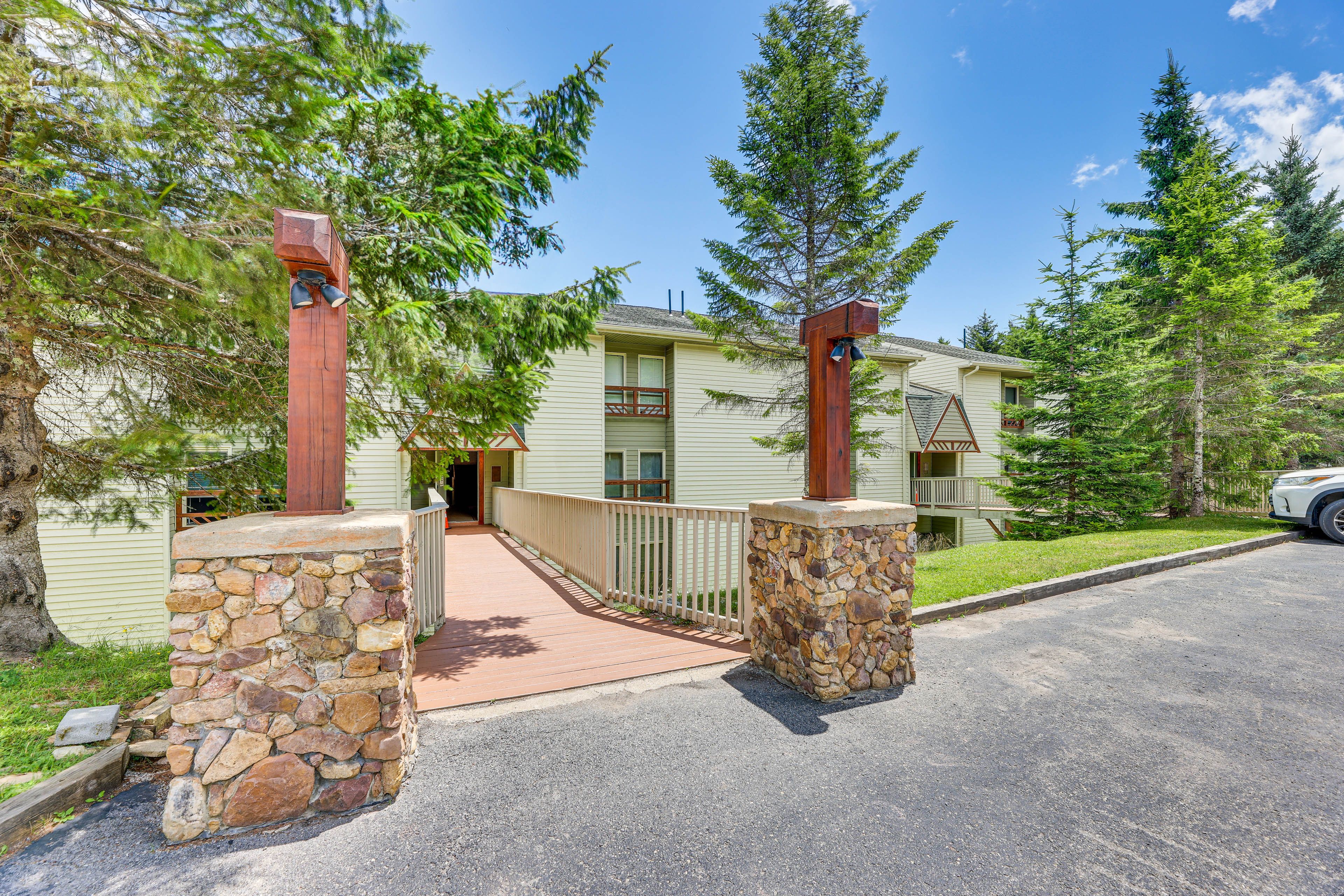 Exterior | Building Entrance