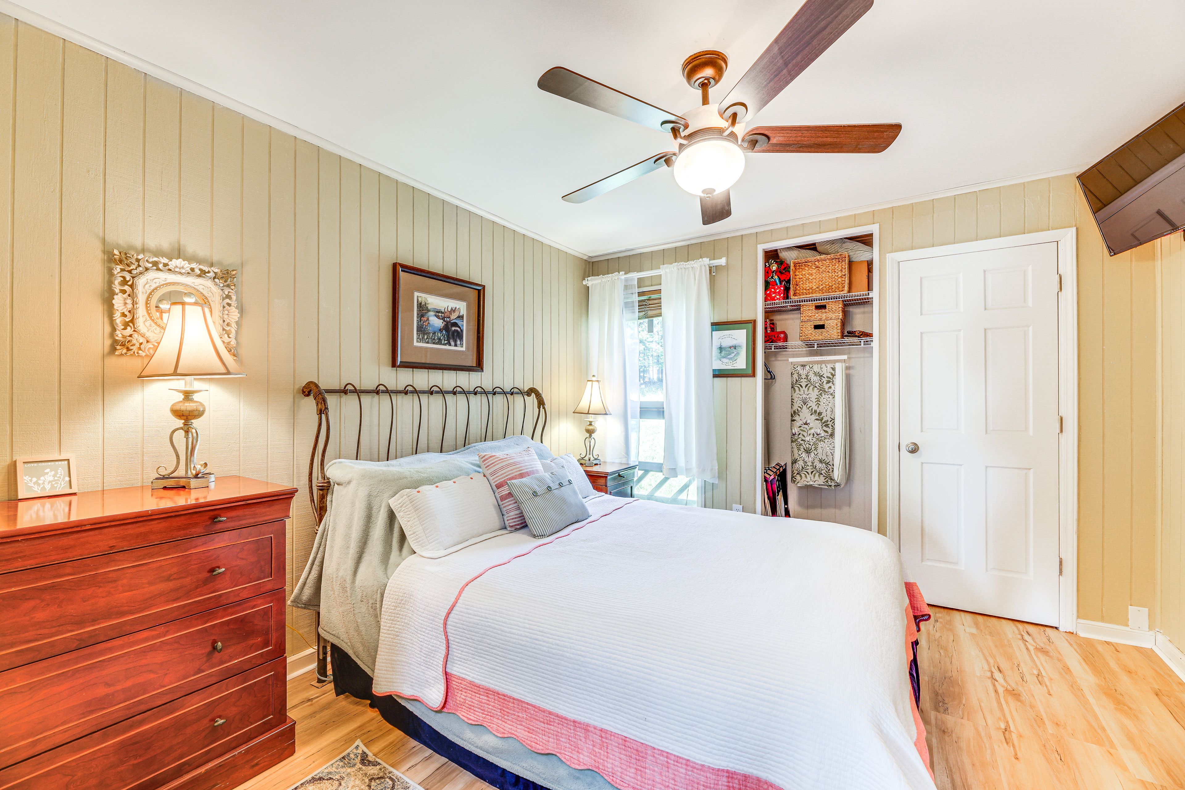 Bedroom 2 | Queen Bed