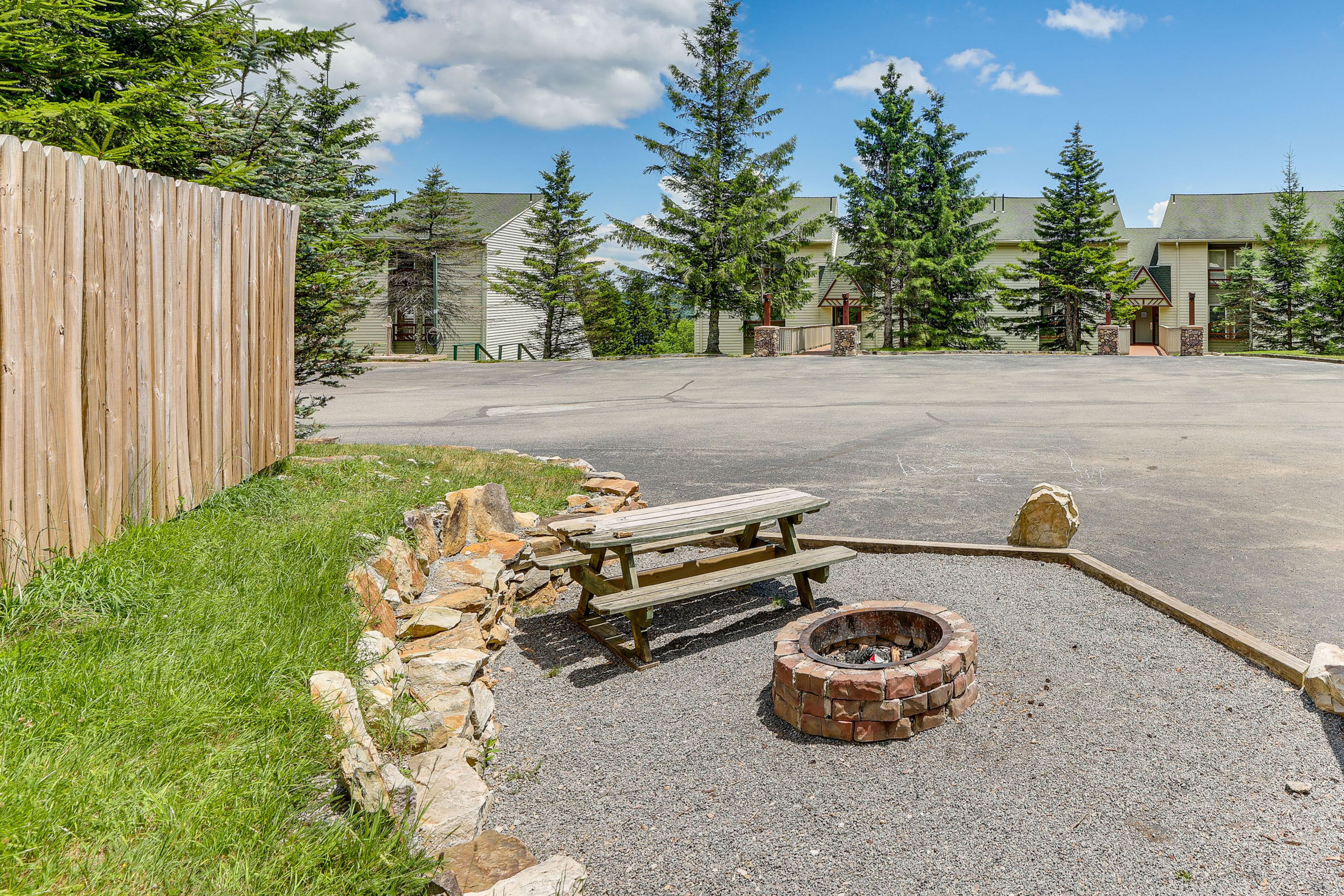 Community Amenities | Basketball Hoop | Picnic Table | Fire Pit | Grill