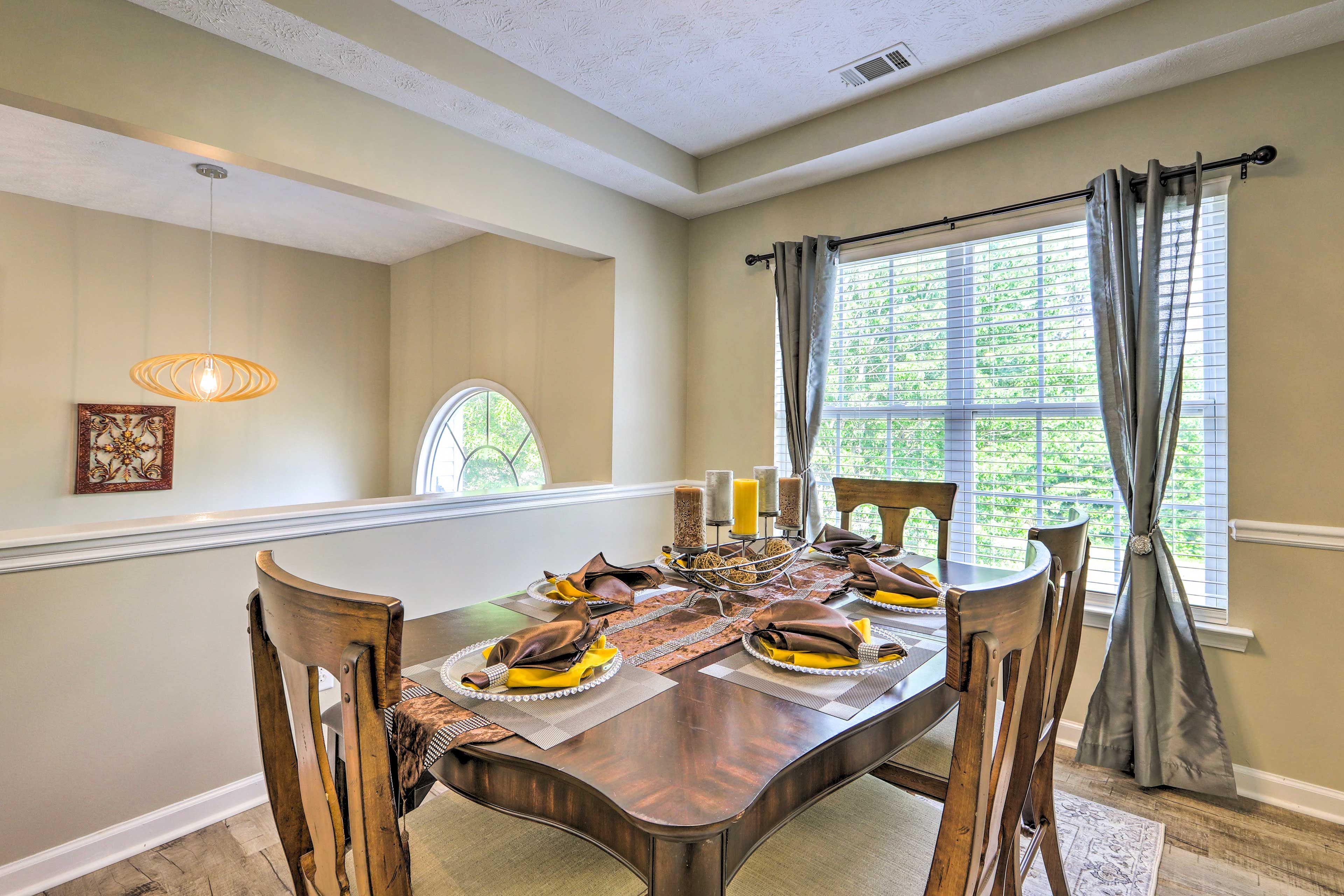 Dining Area | Dishware & Flatware Provided
